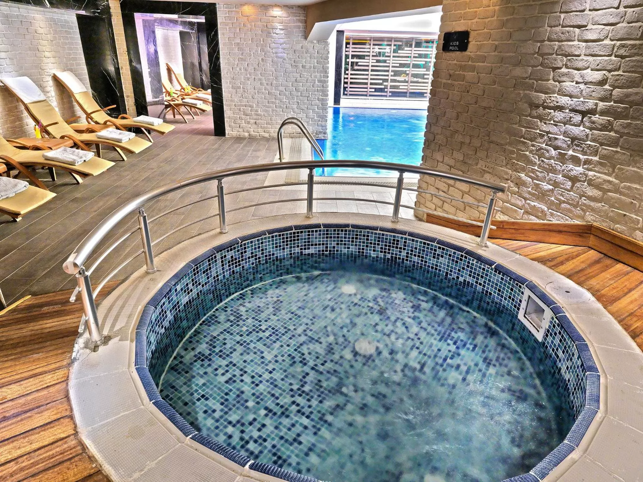 Swimming pool in Mercure Istanbul Bomonti