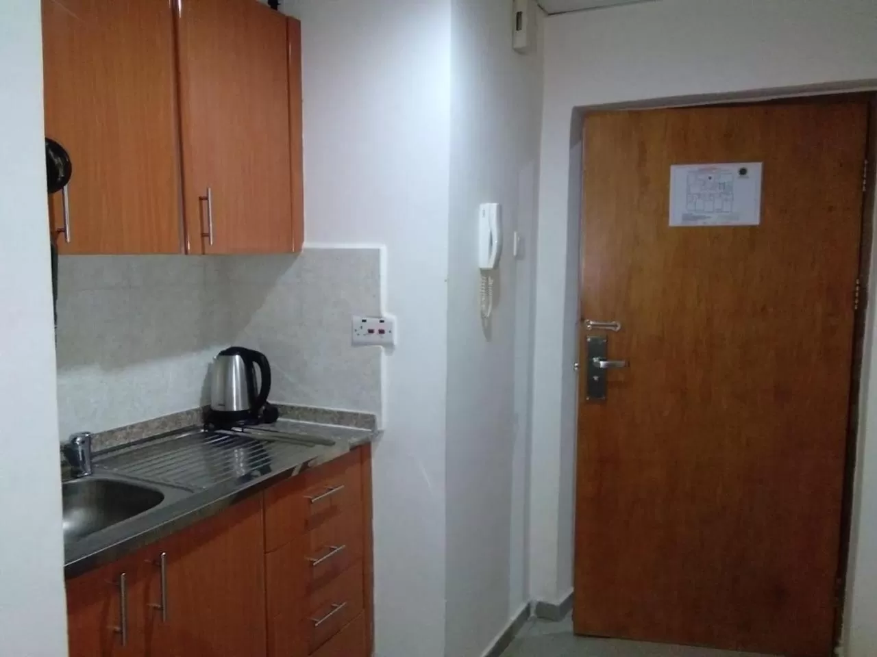 Kitchen or kitchenette in Al Smou Hotel Apartments - MAHA HOSPITALITY GROUP