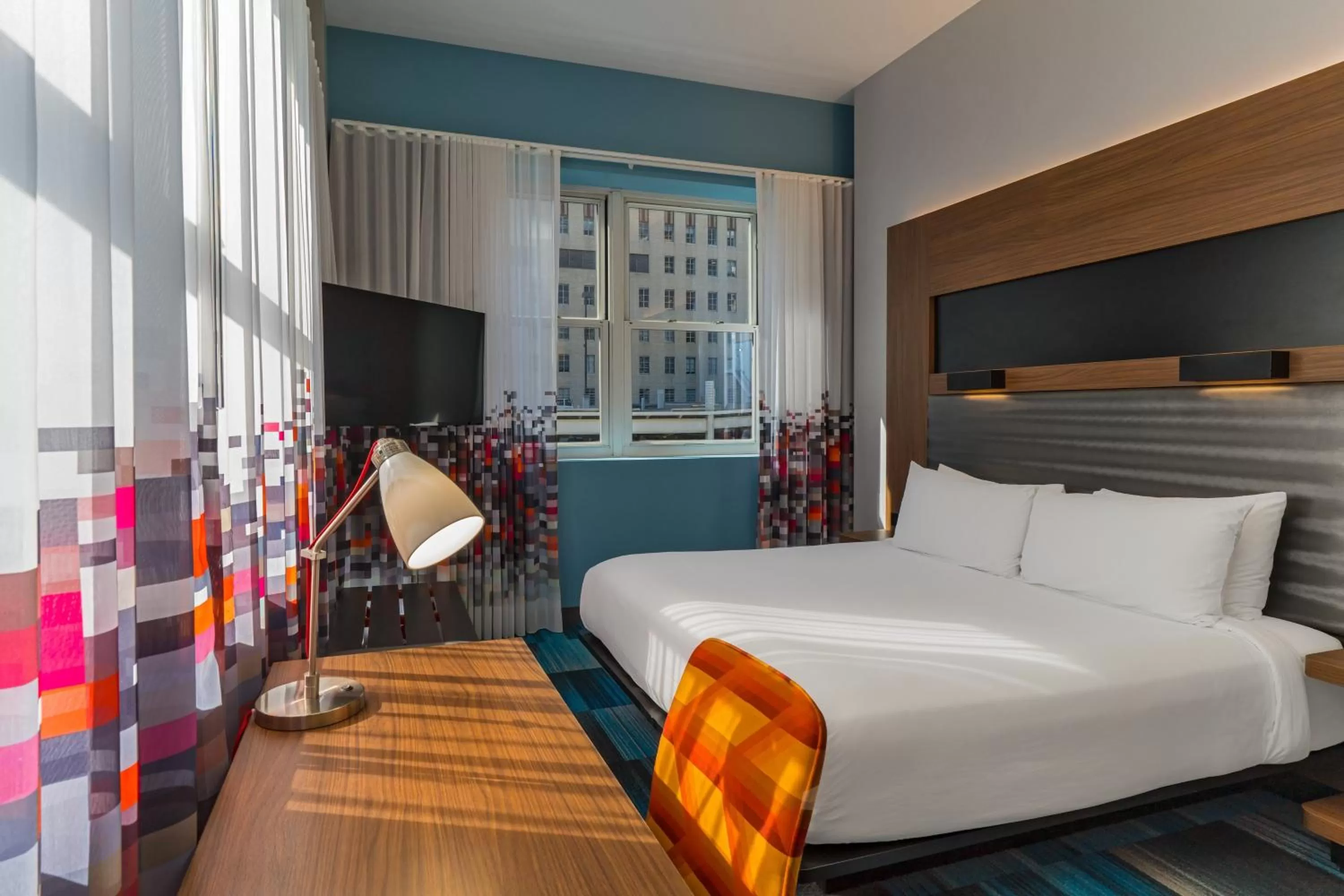 Photo of the whole room, Bed in Aloft Houston Downtown