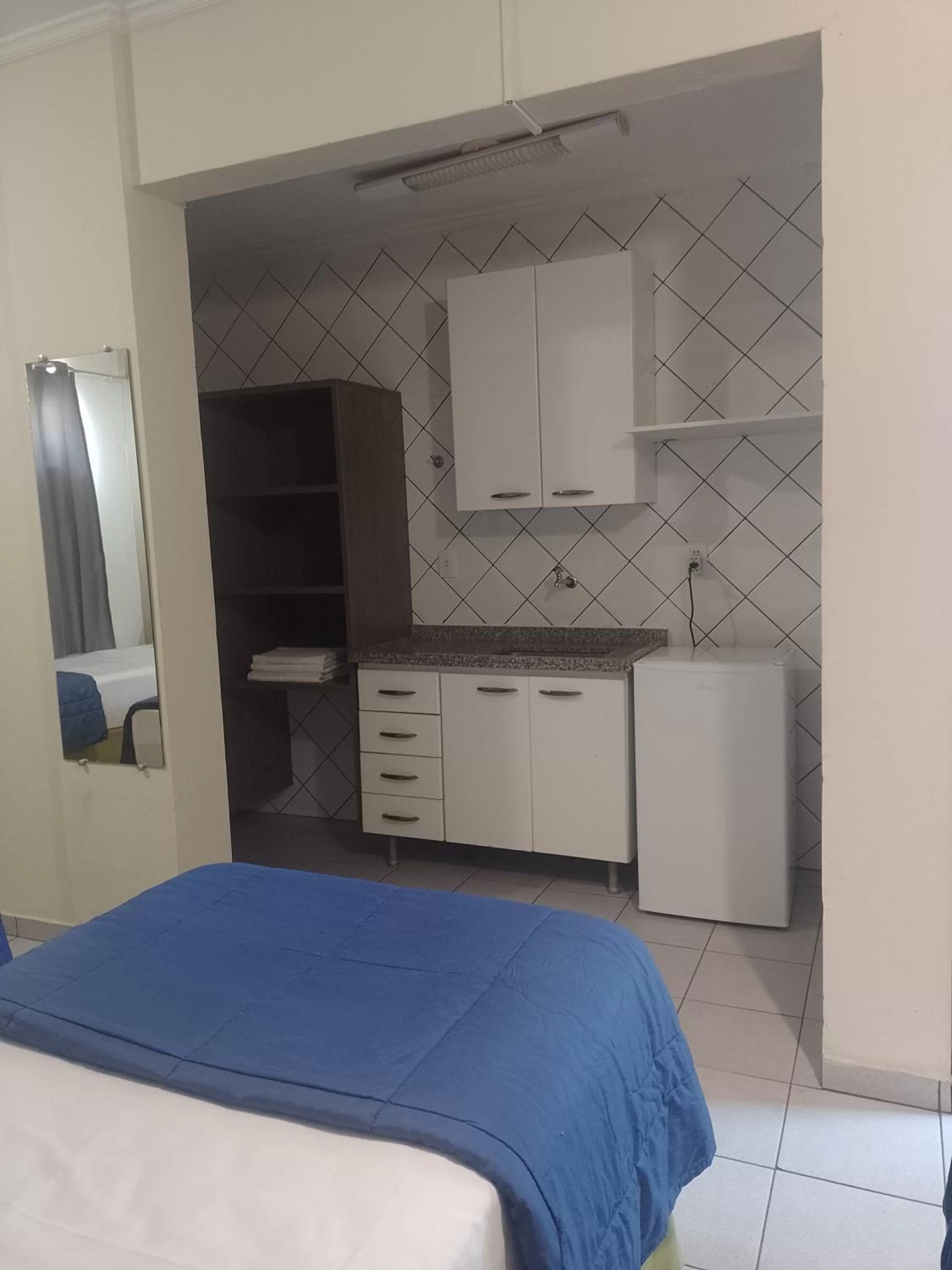 Kitchen/Kitchenette in Astor Hotel