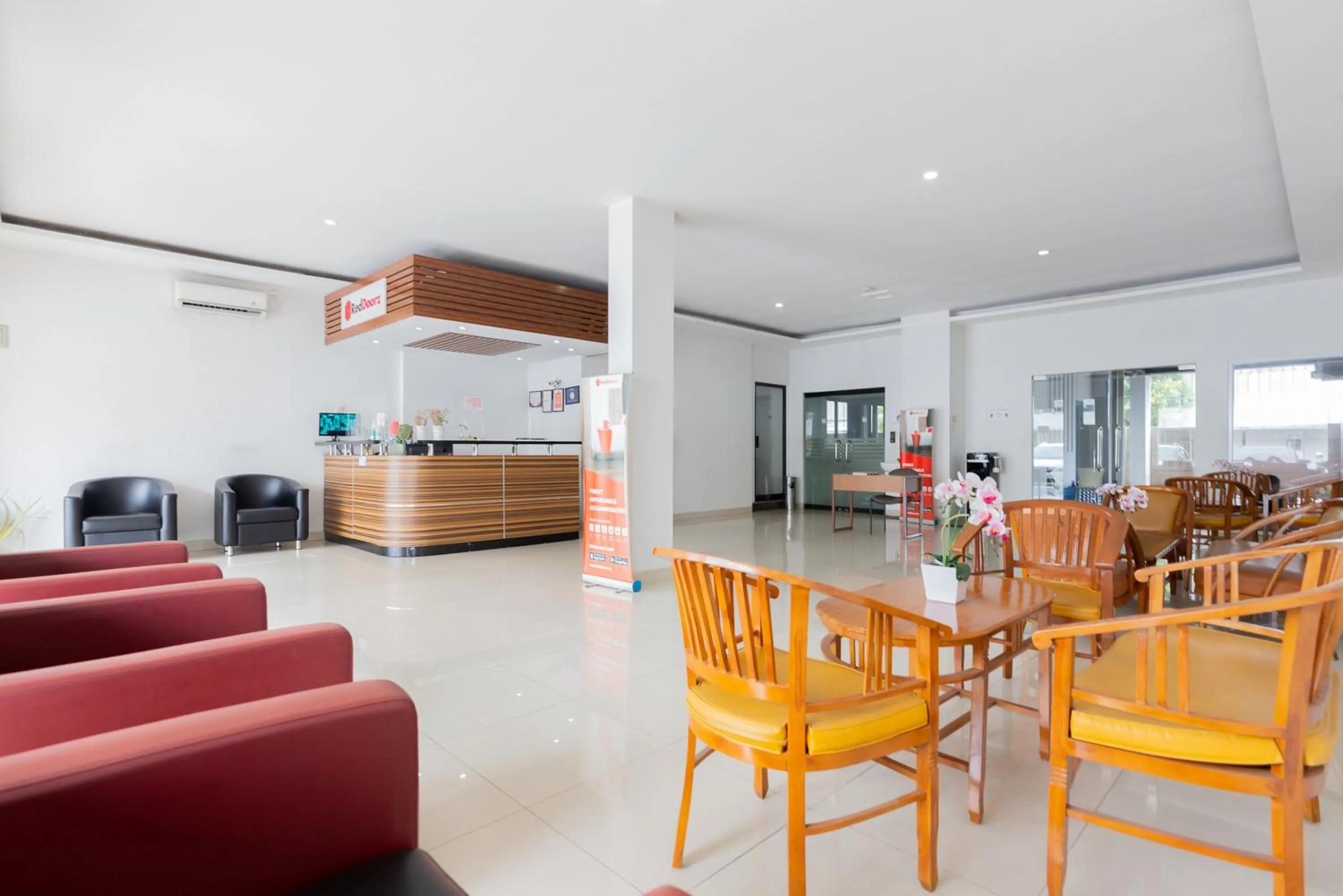 Lobby or reception in RedDoorz Plus near Living Plaza Jababeka