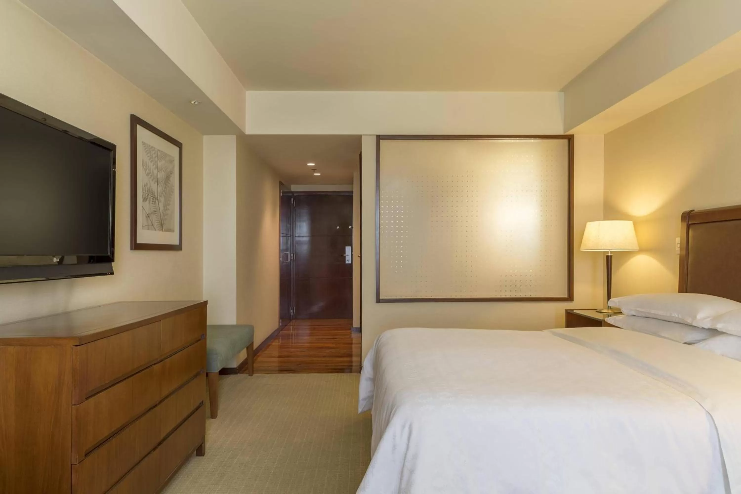 Photo of the whole room, Bed in Sheraton Mendoza Hotel