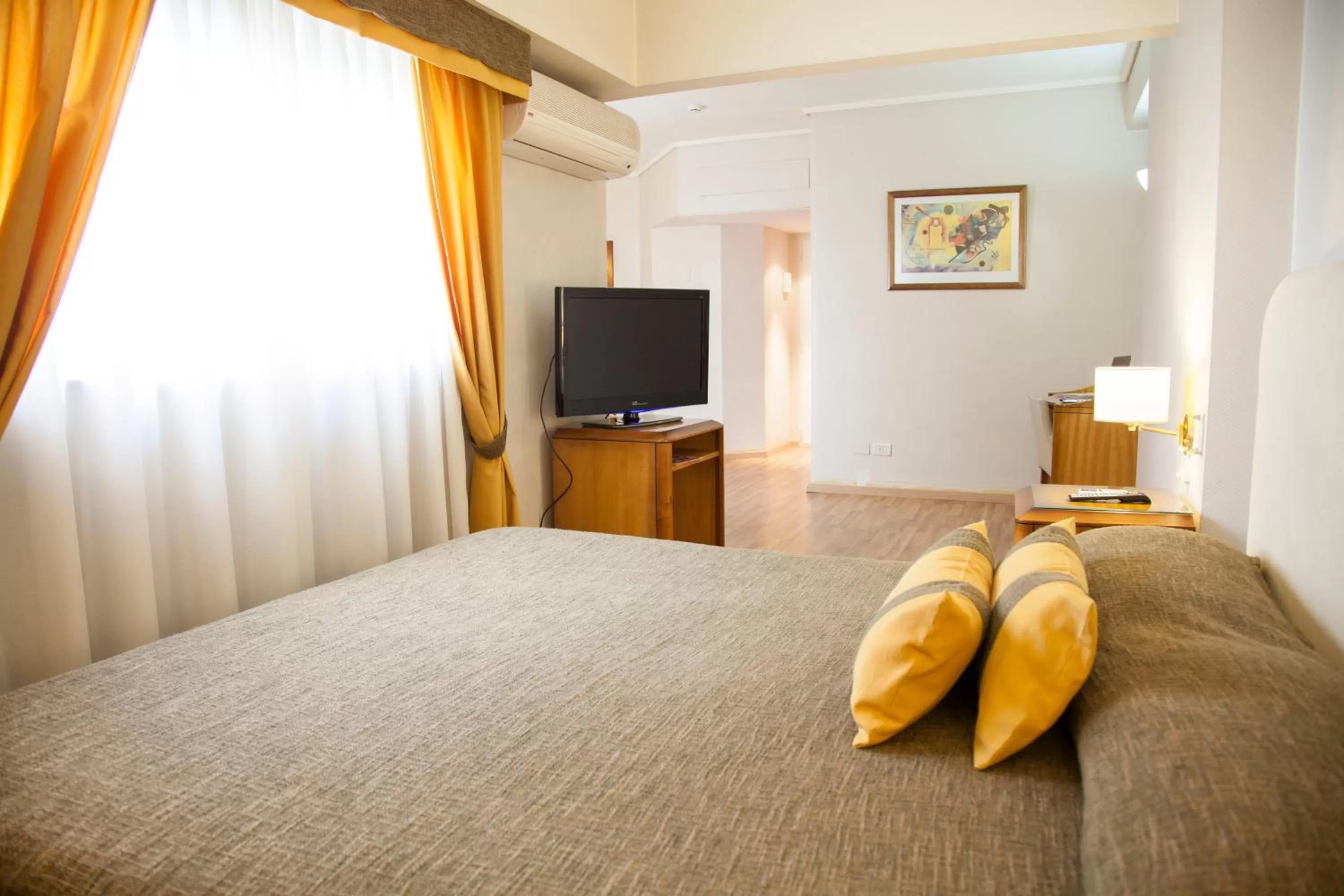 Bedroom, Bed in Tritone Hotel