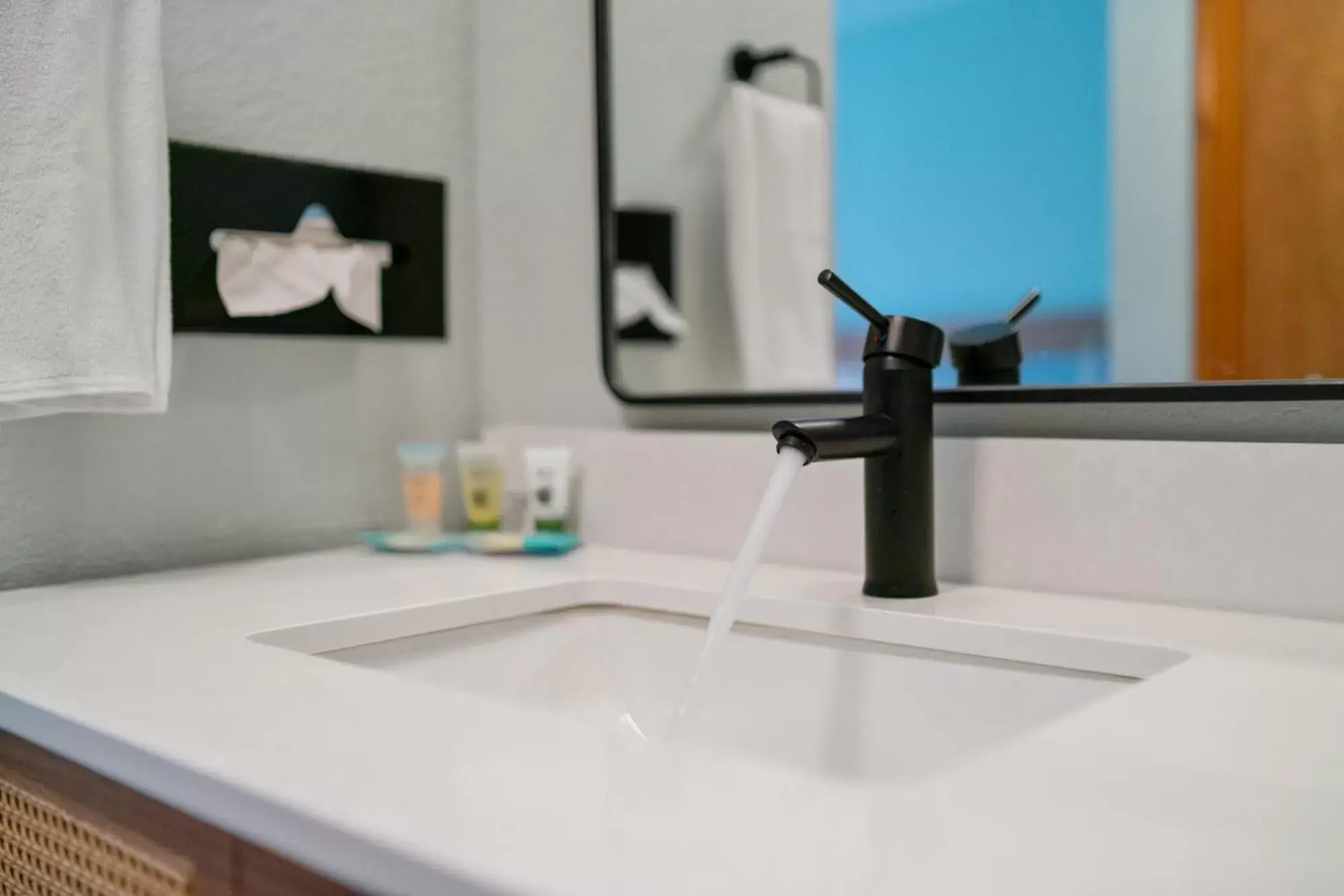 Queen Room with Two Queen Beds - Non-Smoking in Garibaldi Inn at the Bay Queen Room with Two Queen Beds - Non-Smoking in Garibaldi Inn at the Bay