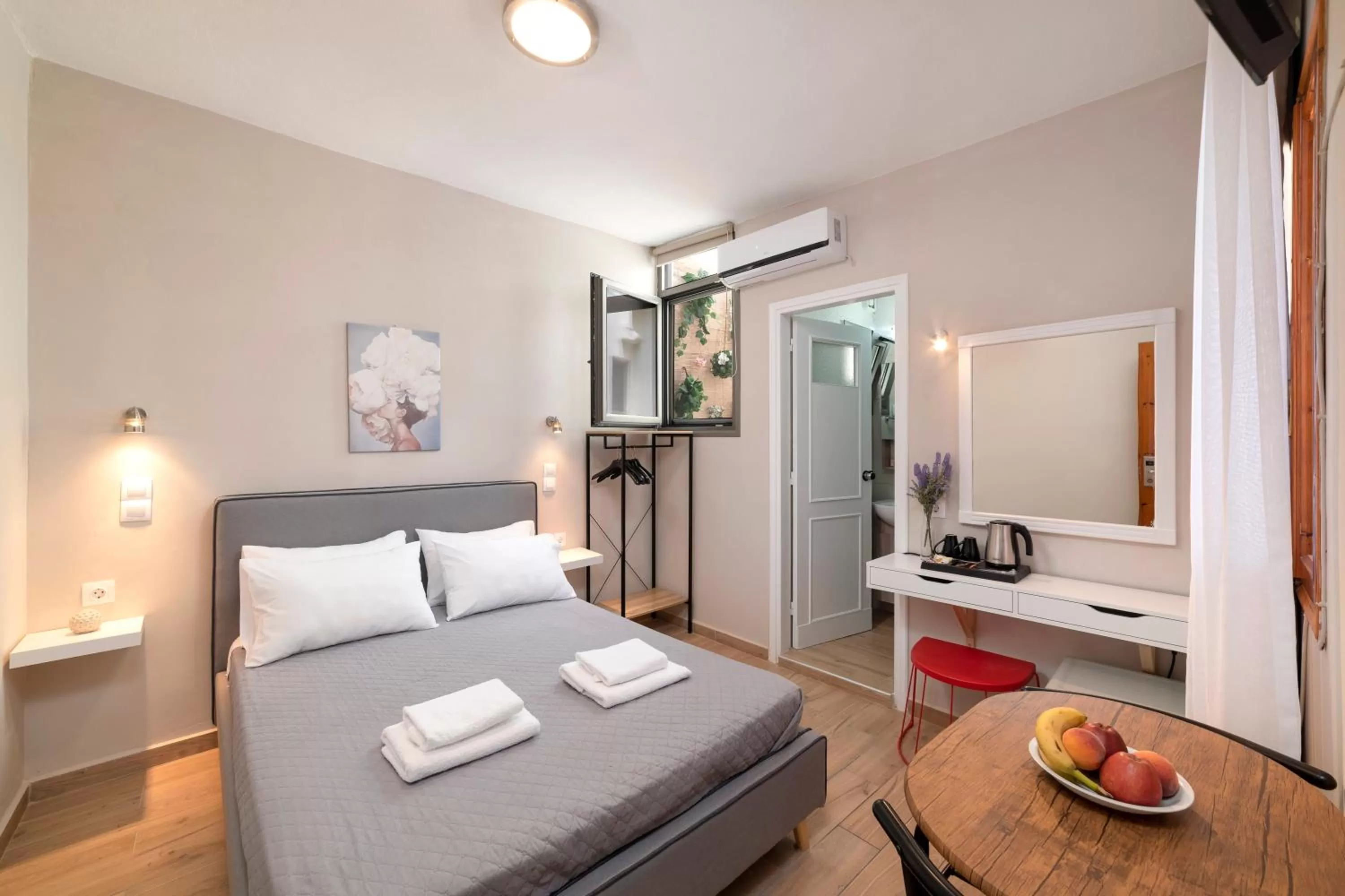 Photo of the whole room, Bed in Faros Rooms