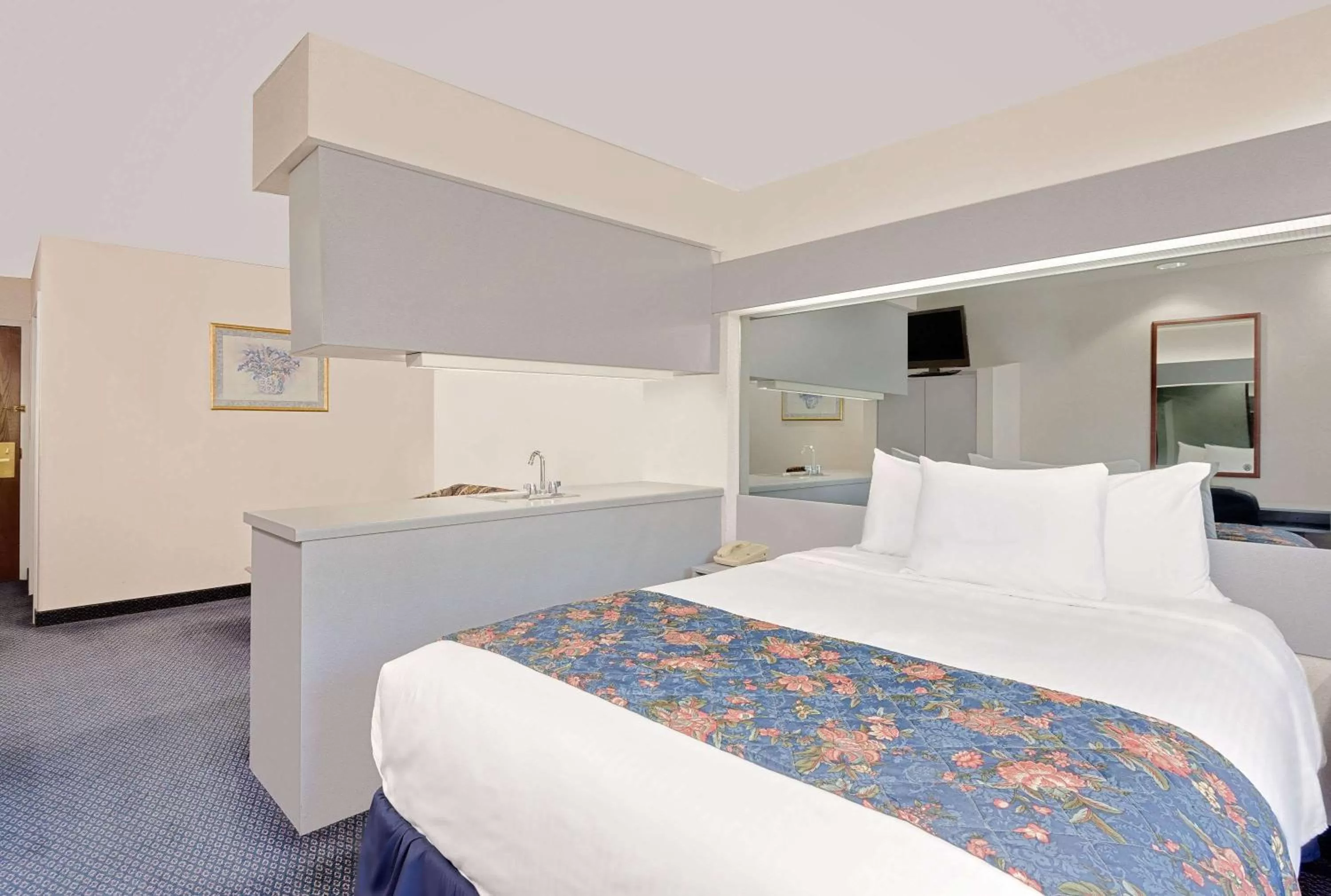 Photo of the whole room, Bed in Microtel Inn & Suites by Wyndham Hagerstown by I-81