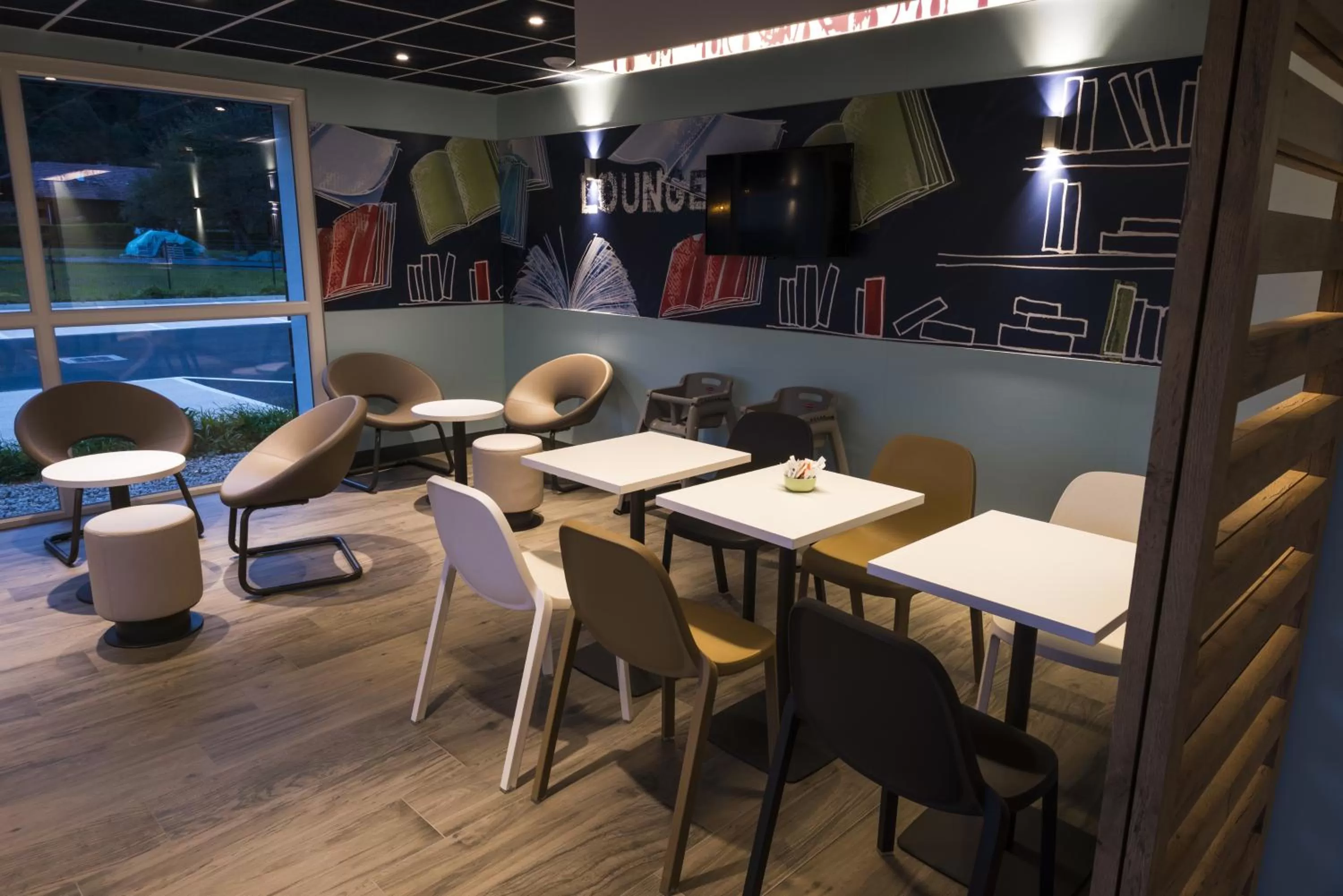 Communal lounge/ TV room in Ibis Budget Sallanches