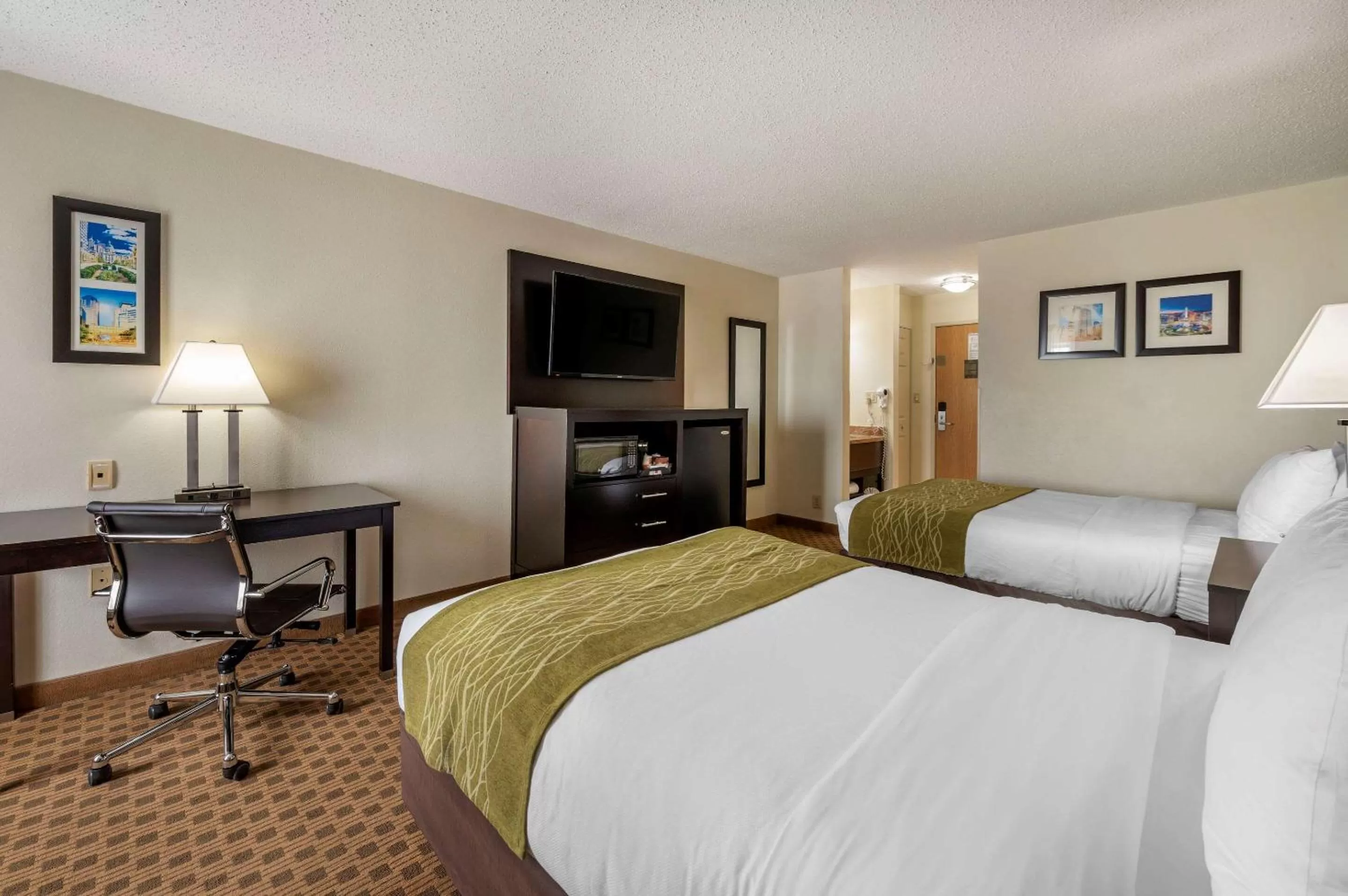 On site, Bed in Comfort Inn Indianapolis East