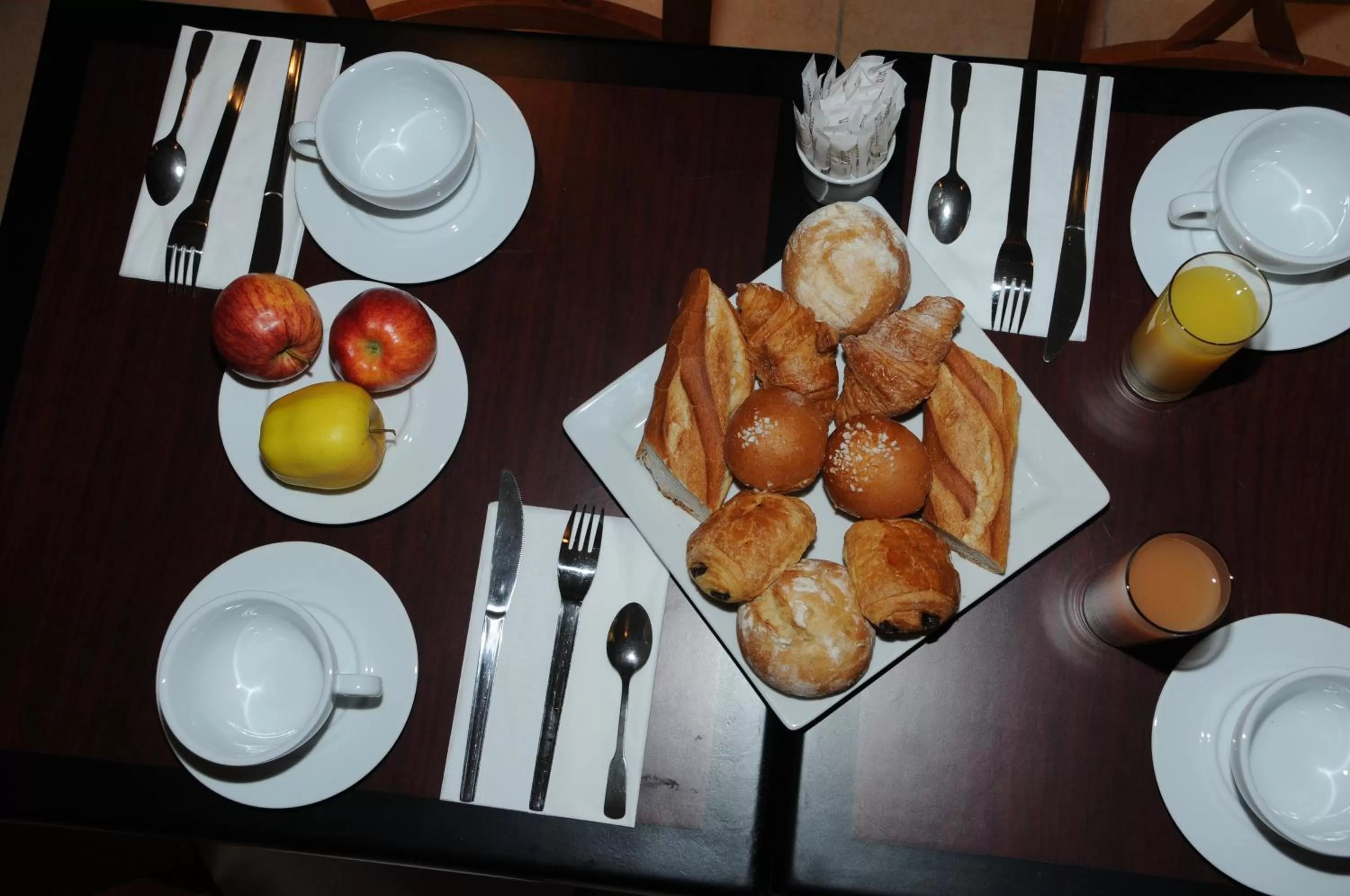 Food and drinks in Hôtel Patio Brancion