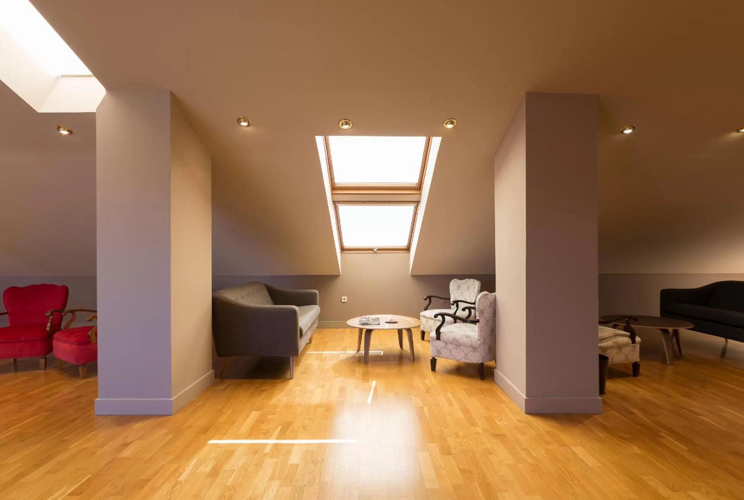 Communal lounge/ TV room in Hotel Real Segovia by Recordis Hotels