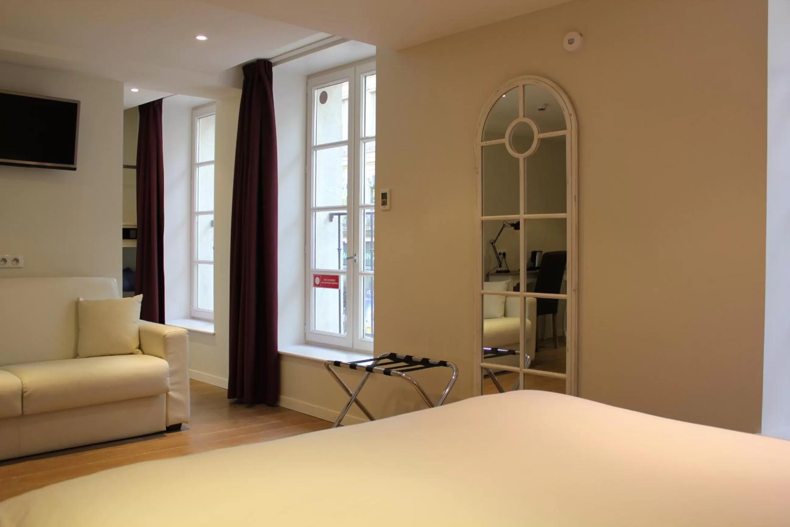 Bedroom, Bed in Hôtel Central