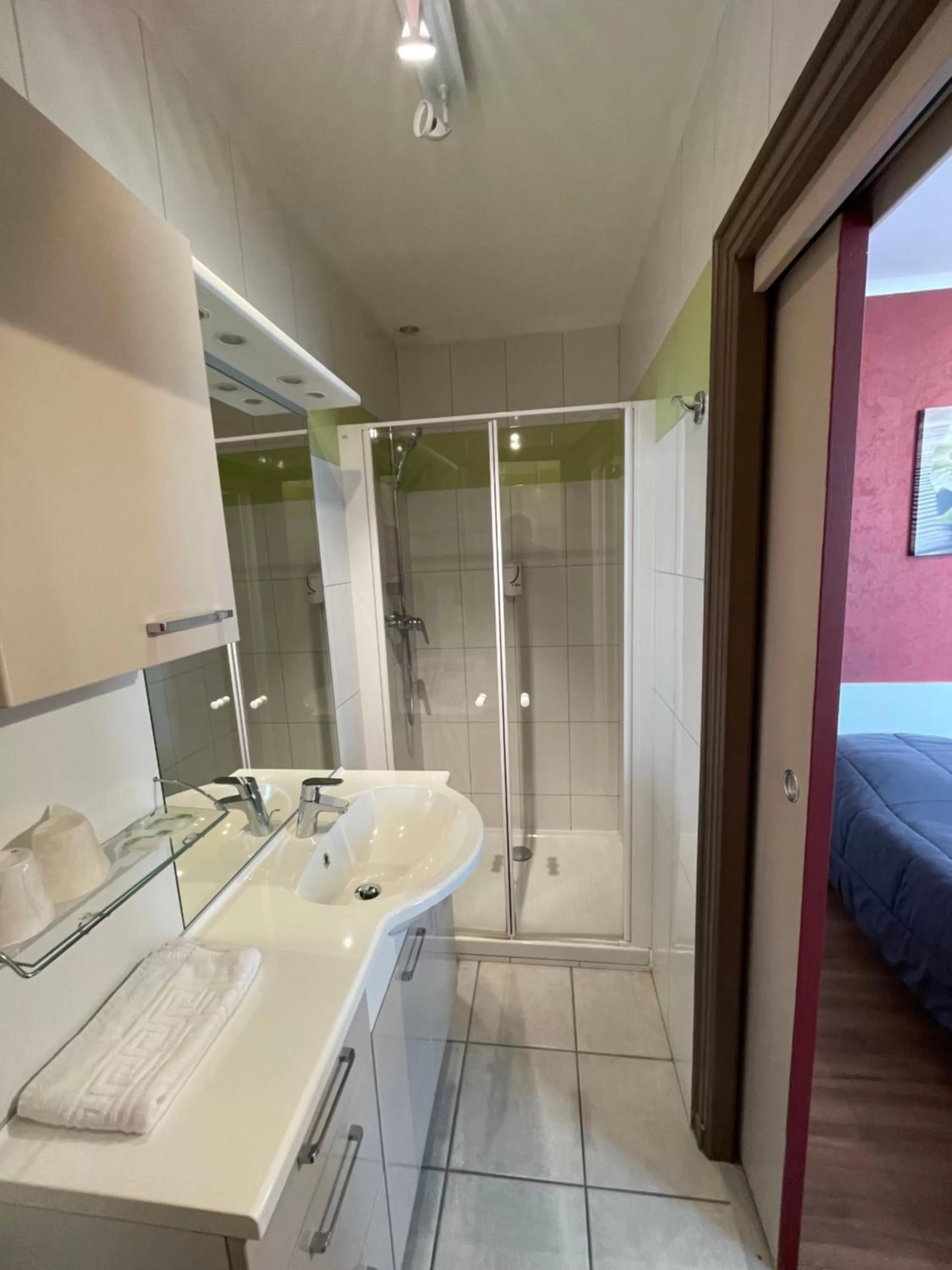 Bathroom, Bed in Hotel Les Chênes