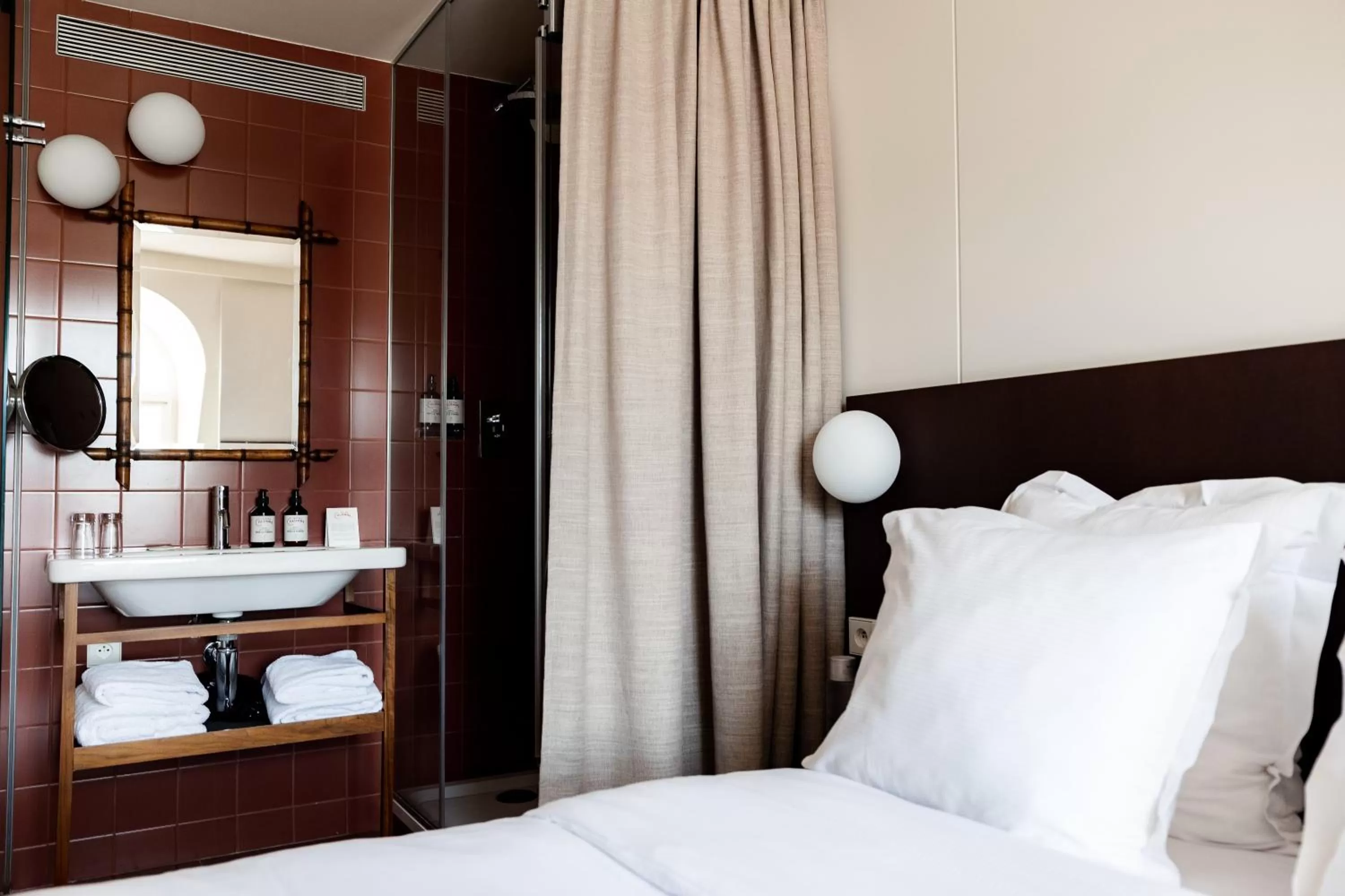 Bathroom, Bed in Hôtel Cabane - Orso Hotels