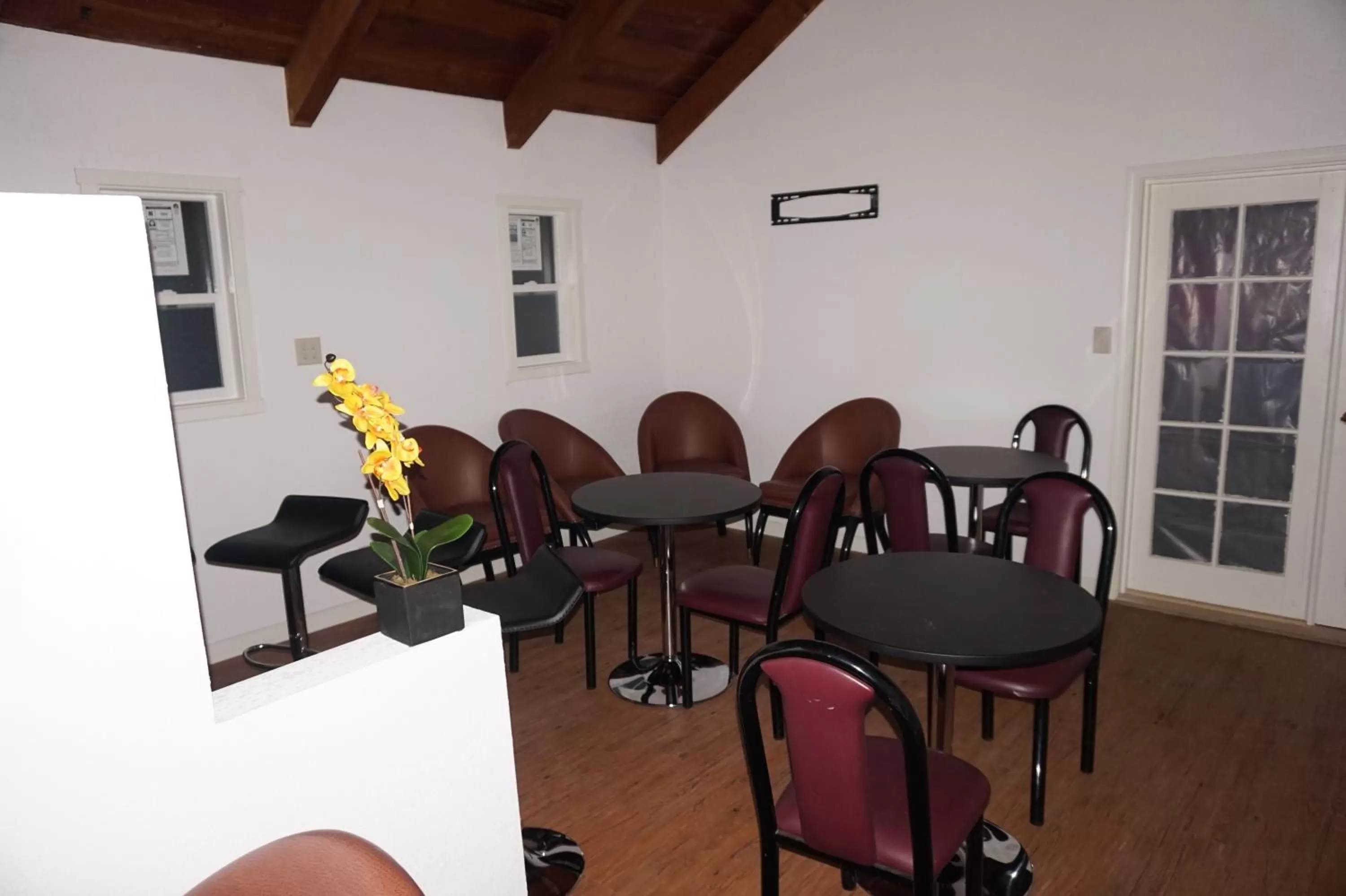 Communal lounge/ TV room in Eagle Crater Lake Inn