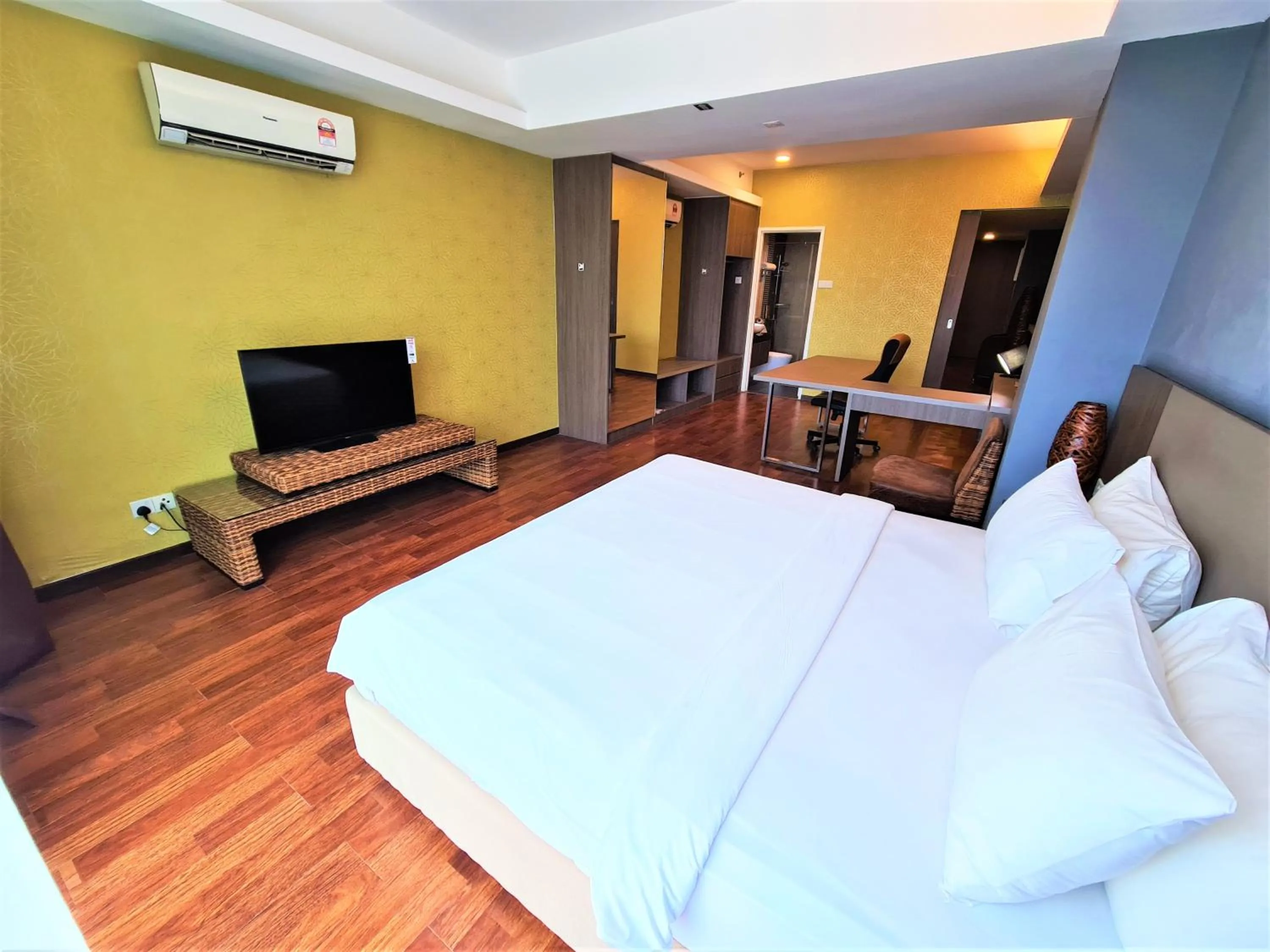 Bedroom, Bed in Nexus Regency Suites & Hotel