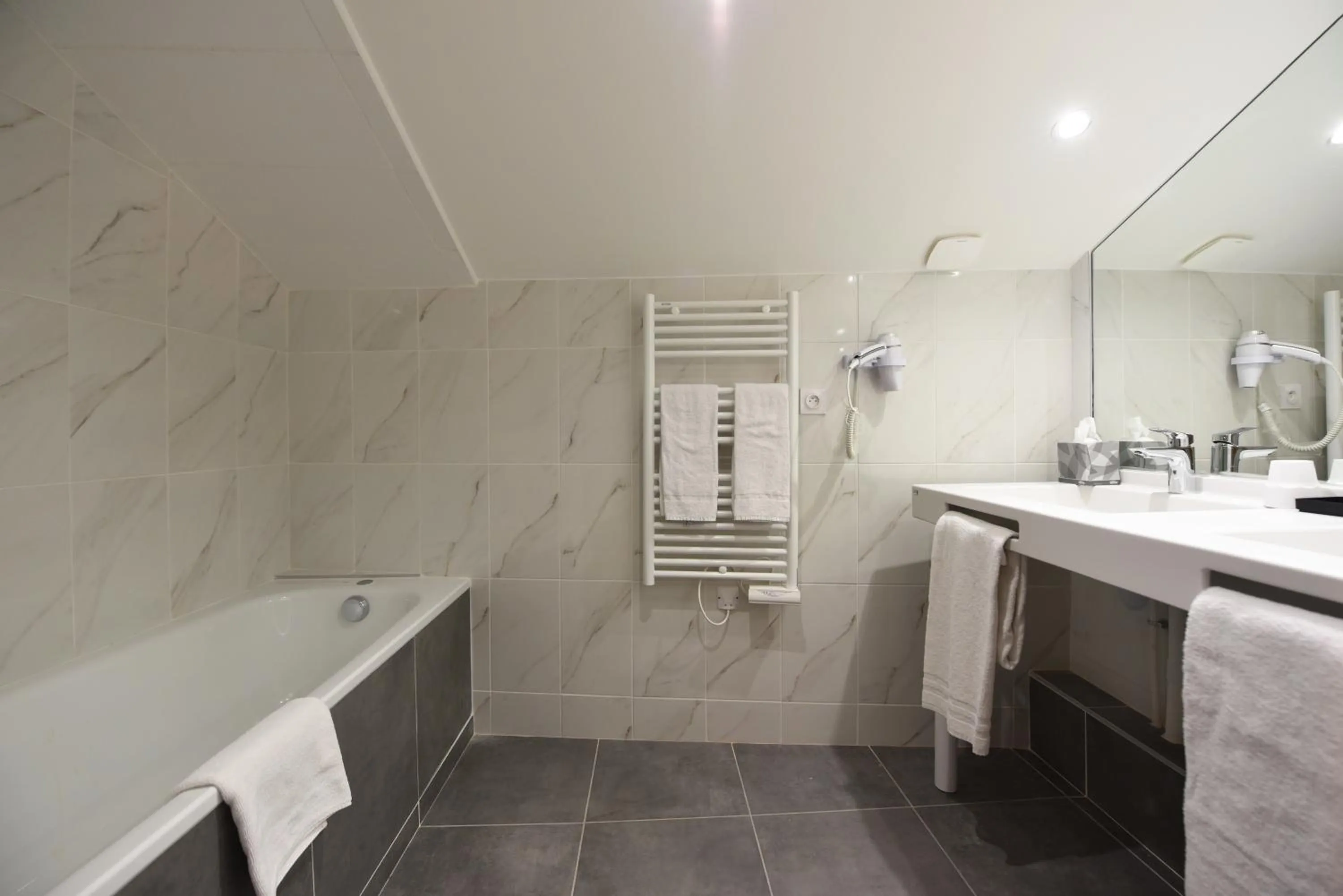 Bathroom in Hôtel du Parc