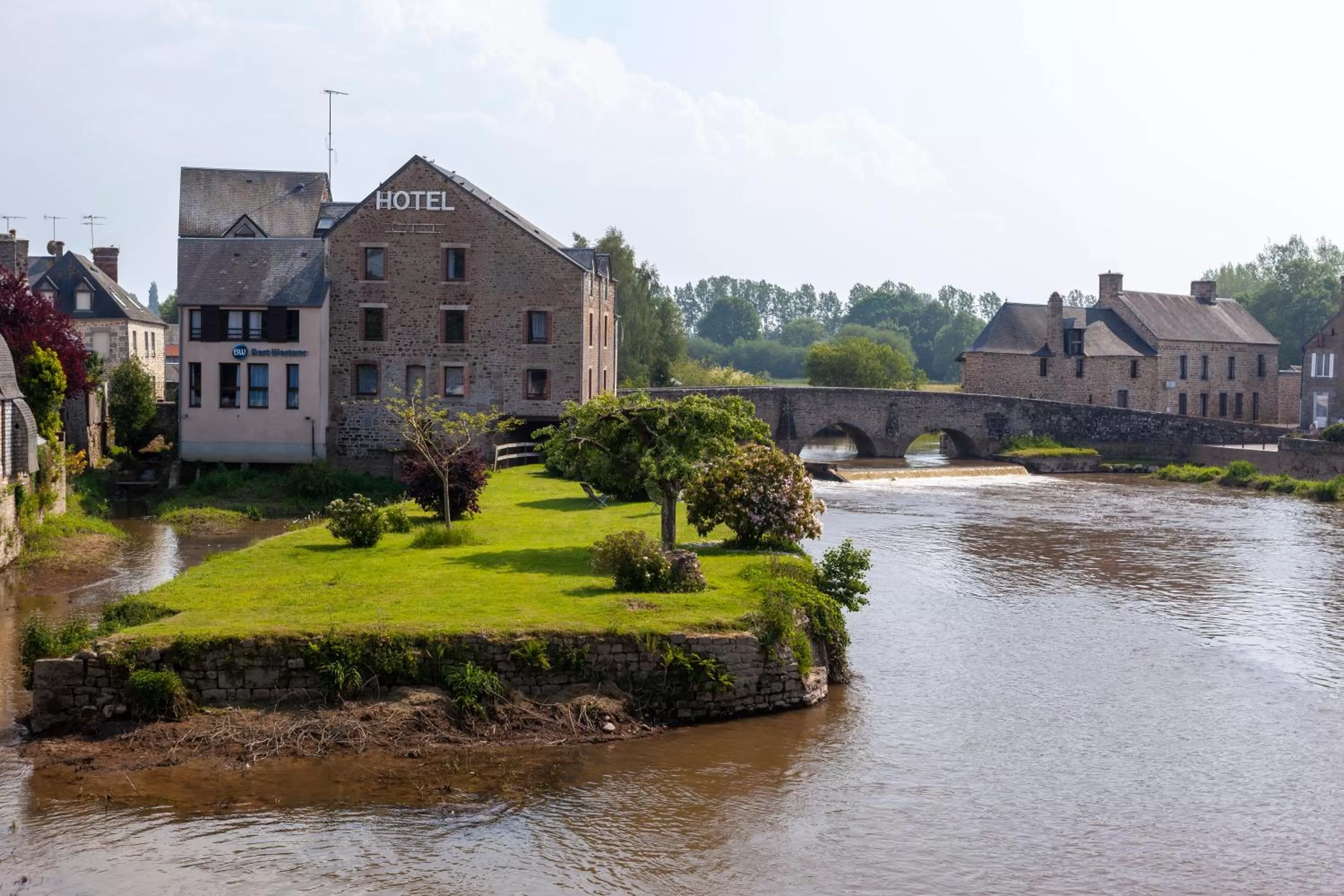 Facade/entrance in Best Western Le Moulin de Ducey