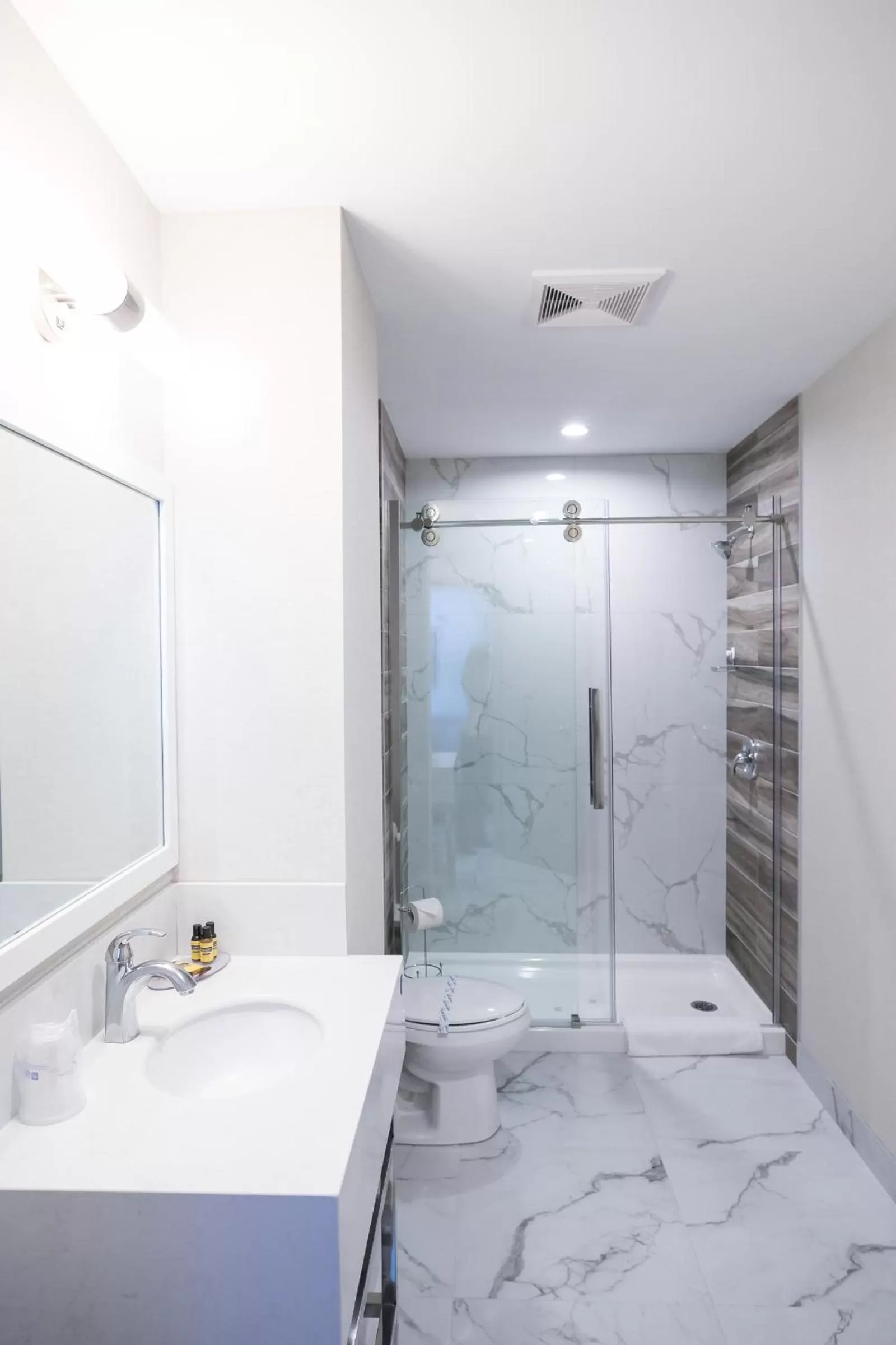 Shower in Best Western Plus Montreal East