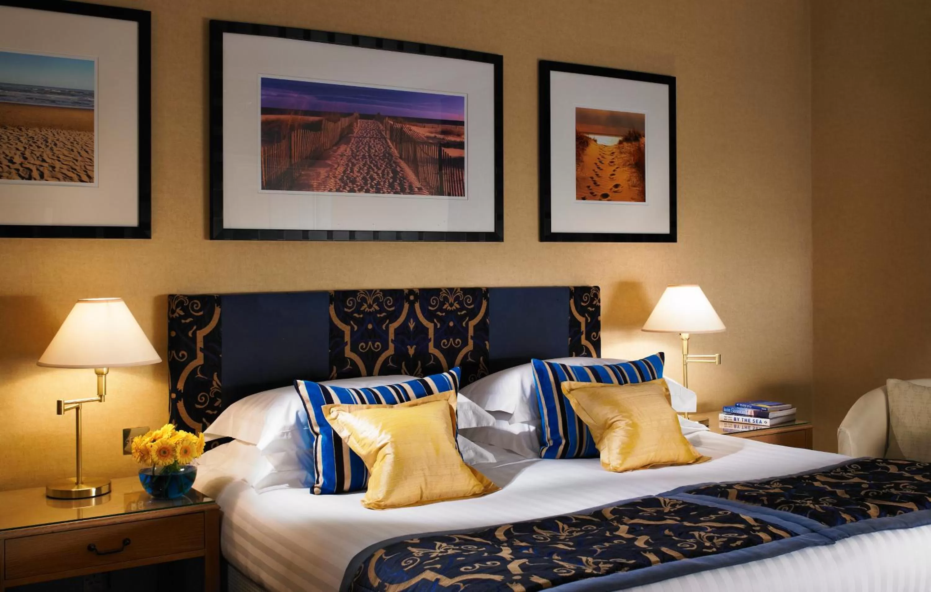 Photo of the whole room in Norfolk Royale Hotel