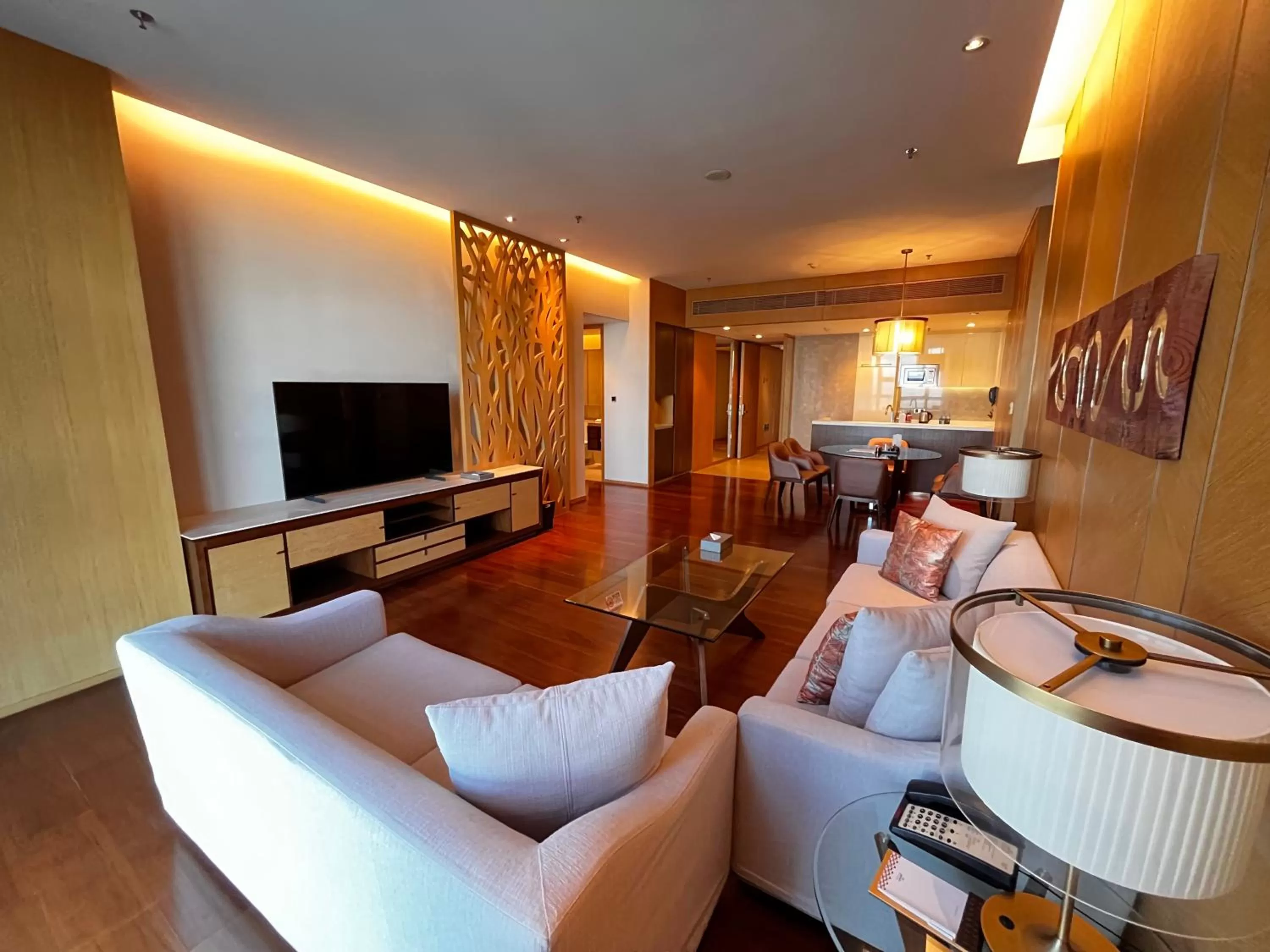 TV and multimedia in The OCT Harbour, Shenzhen - Marriott Executive Apartments