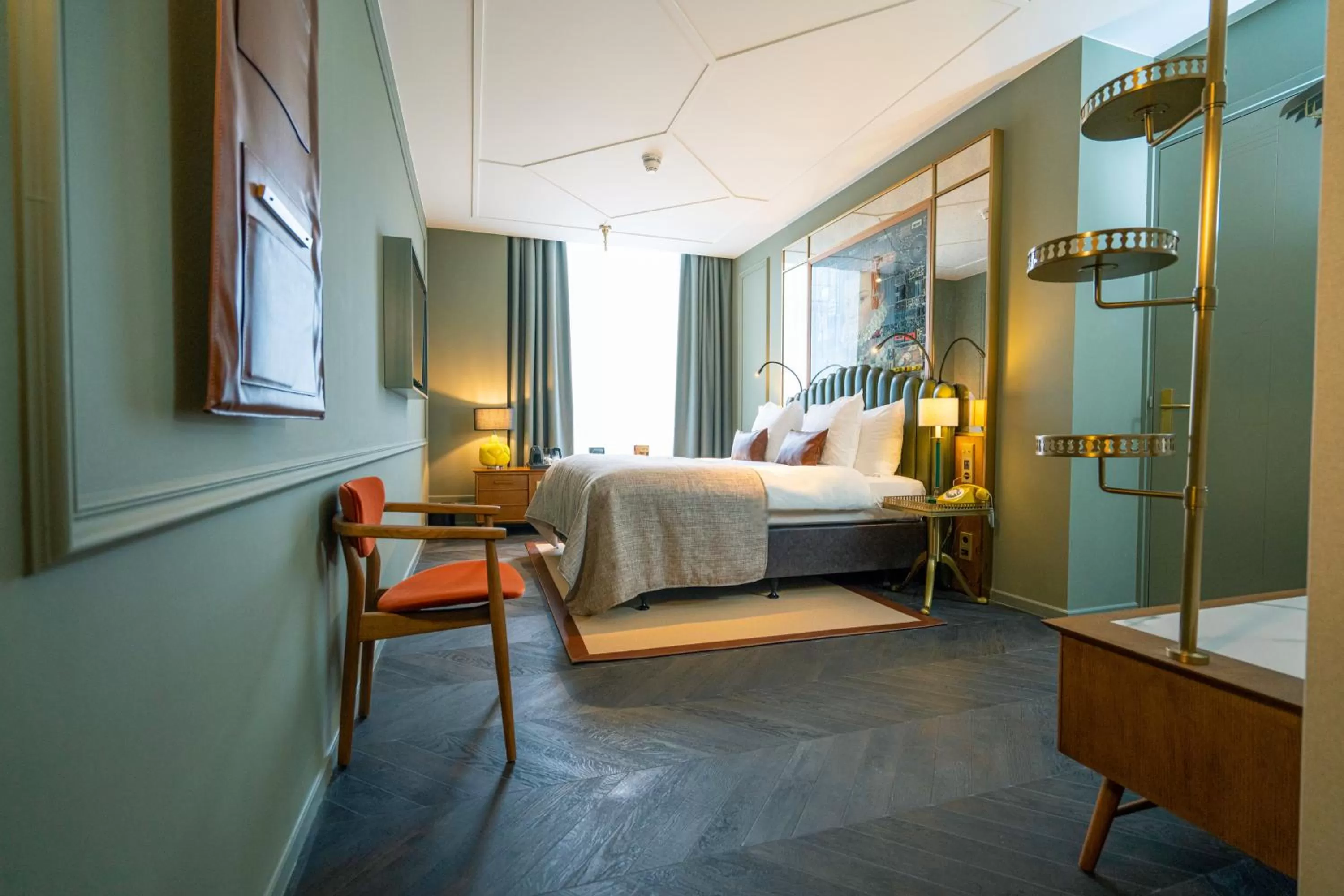 Photo of the whole room, Bed in The Collector