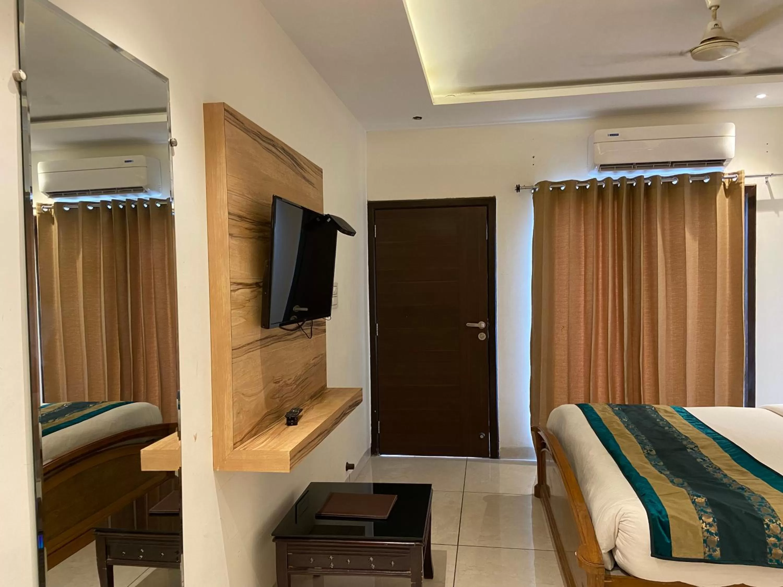 Bedroom, Bed in Hotel Exotic - 5 min walk from Golden Temple