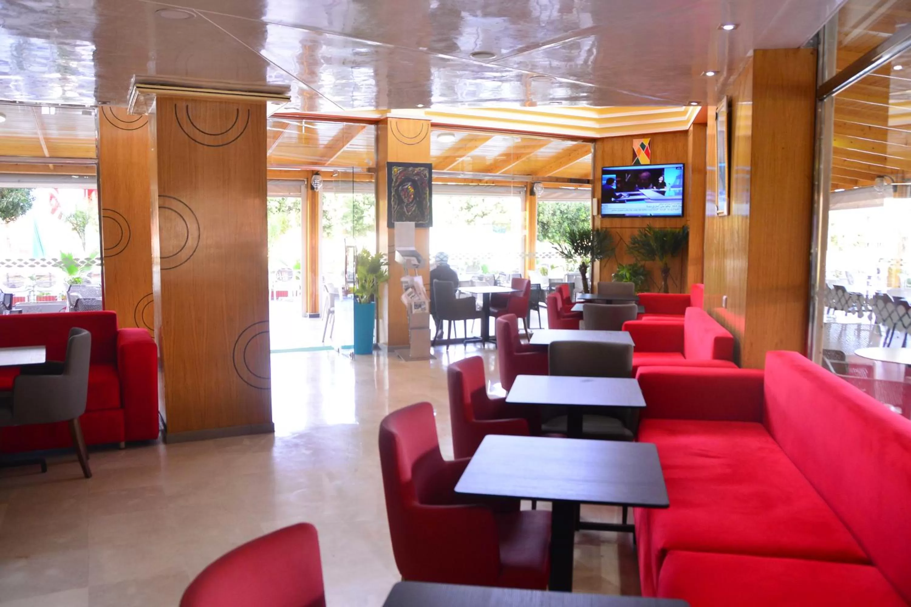 Restaurant/Places to Eat in Hôtel Hadaik Ain Asserdoune