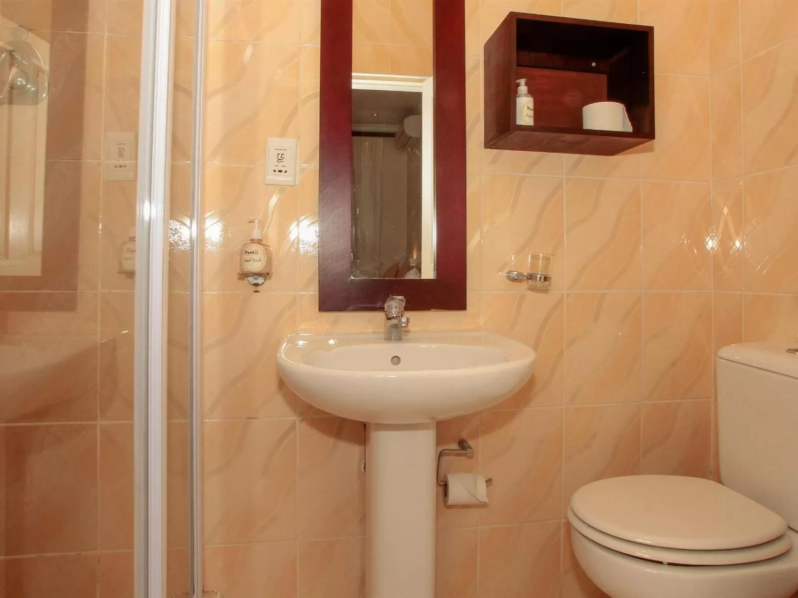 Bathroom in Addis Bed and Breakfast