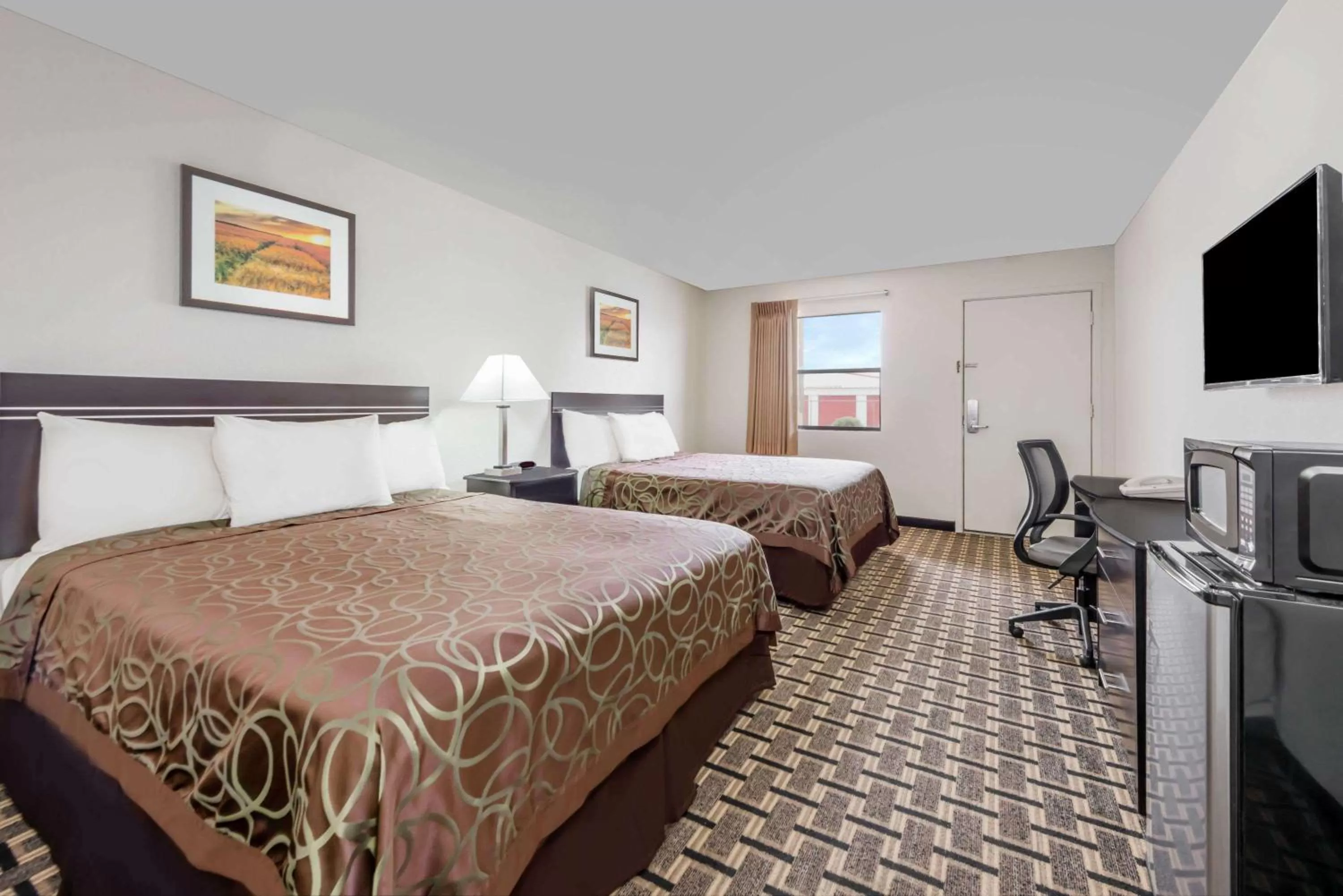 Photo of the whole room, Bed in Knights Inn - Slaton