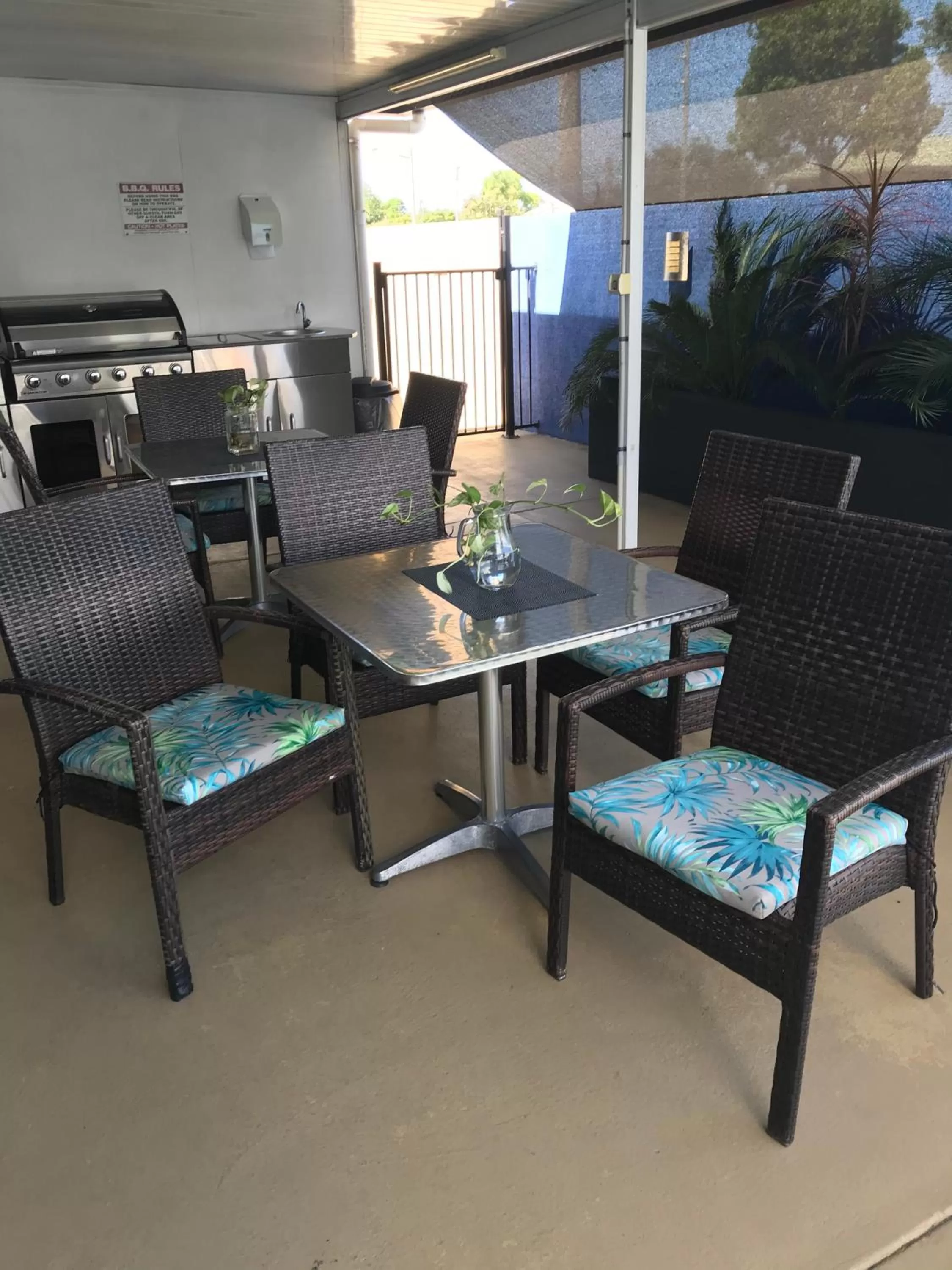 Restaurant/Places to Eat in Charm City Motel