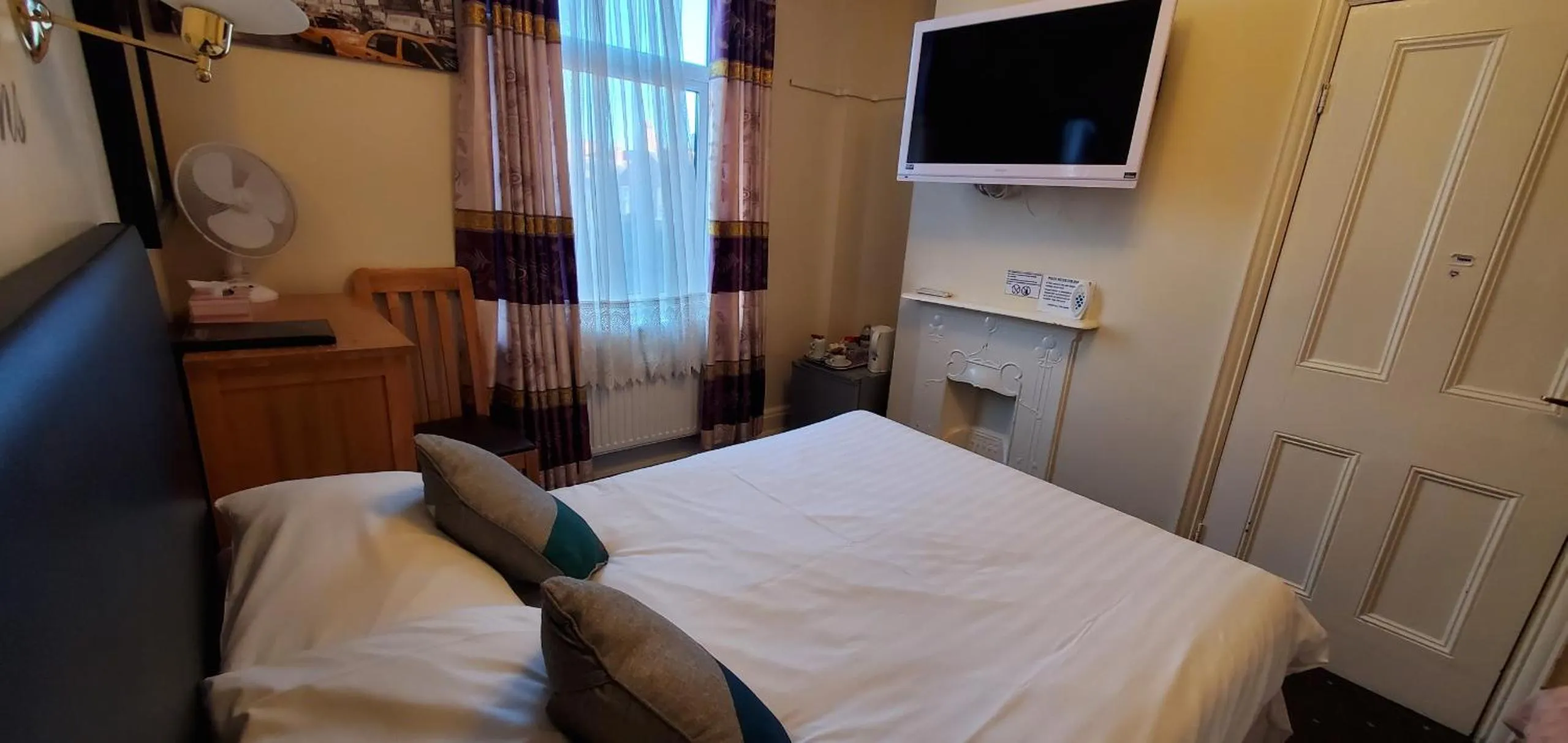 Bedroom, Bed in Diamonds Guest House