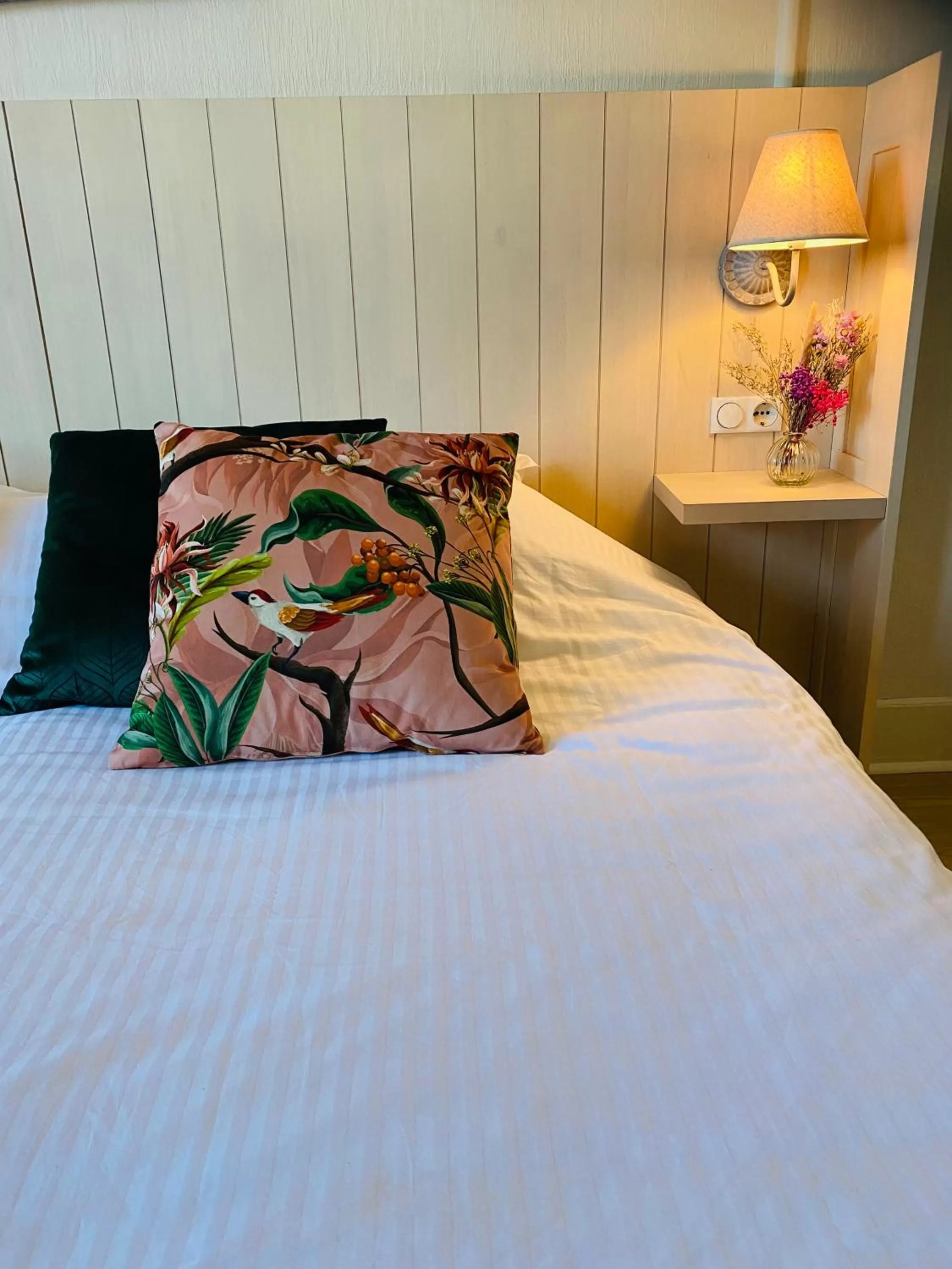 Bedroom, Bed in Villa La Dune - Ontbijt & parking inclusief