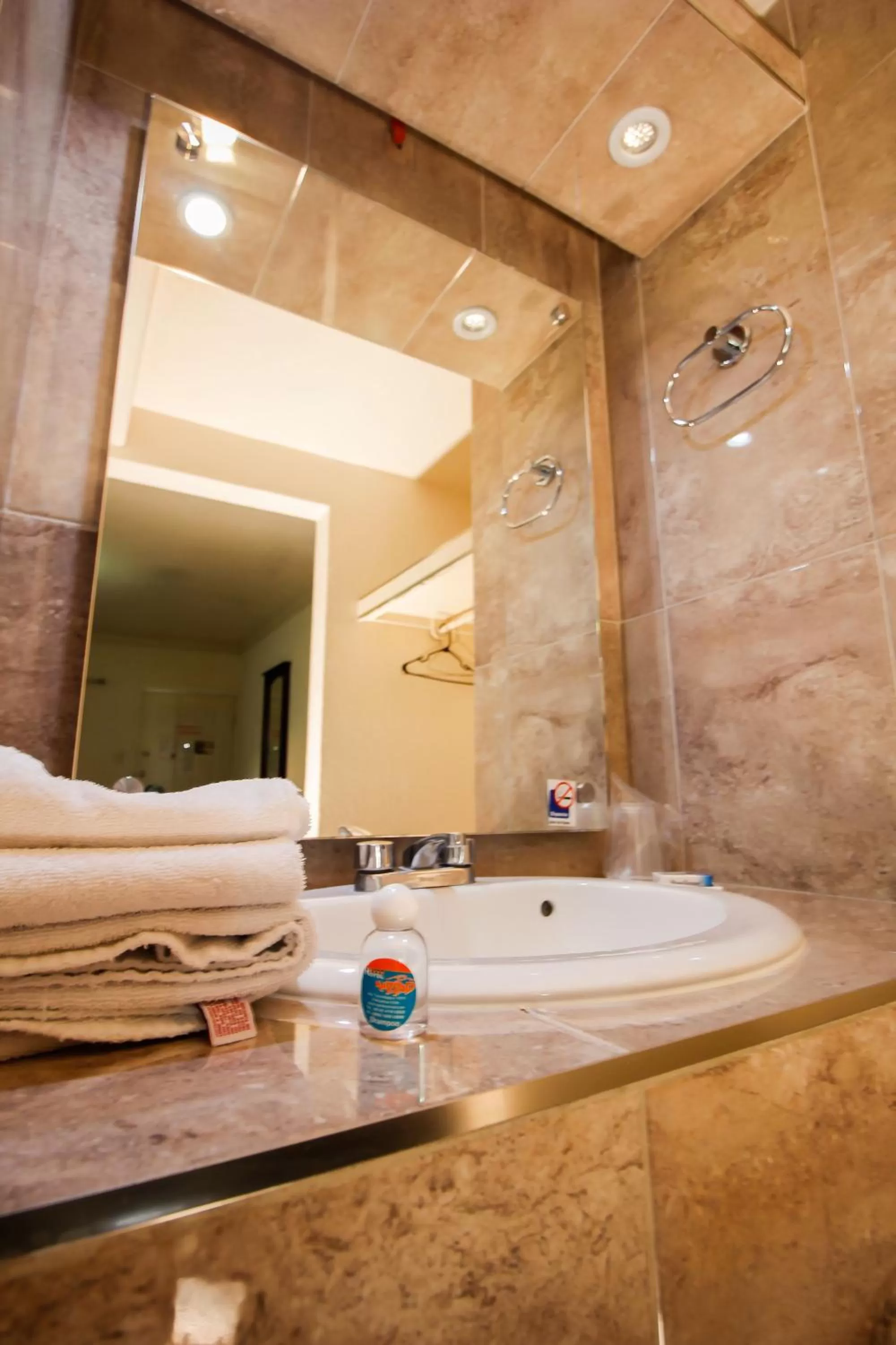 Bathroom in HOTEL & SUITES MARROD