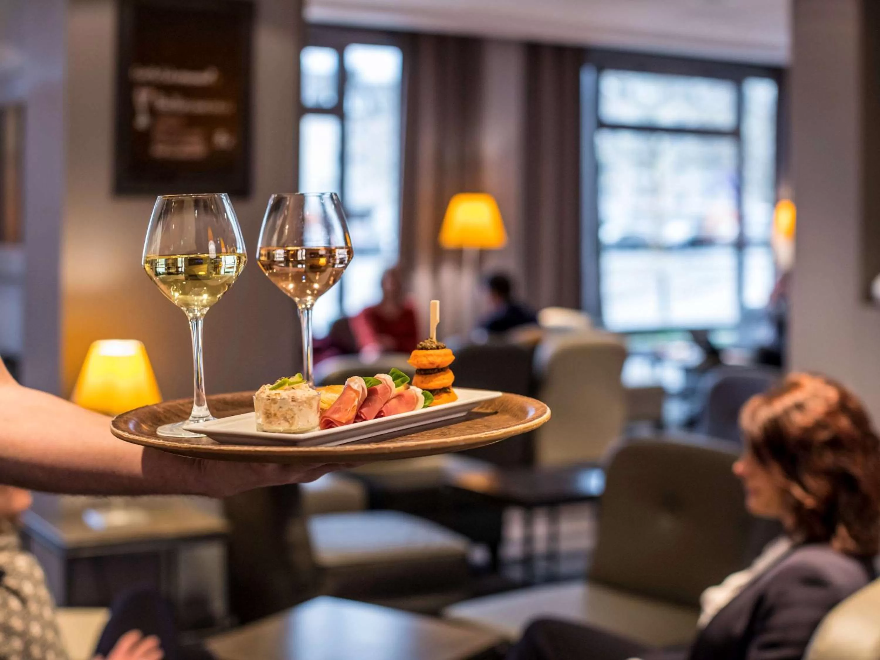 Lounge or bar in IBIS Port de plaisance