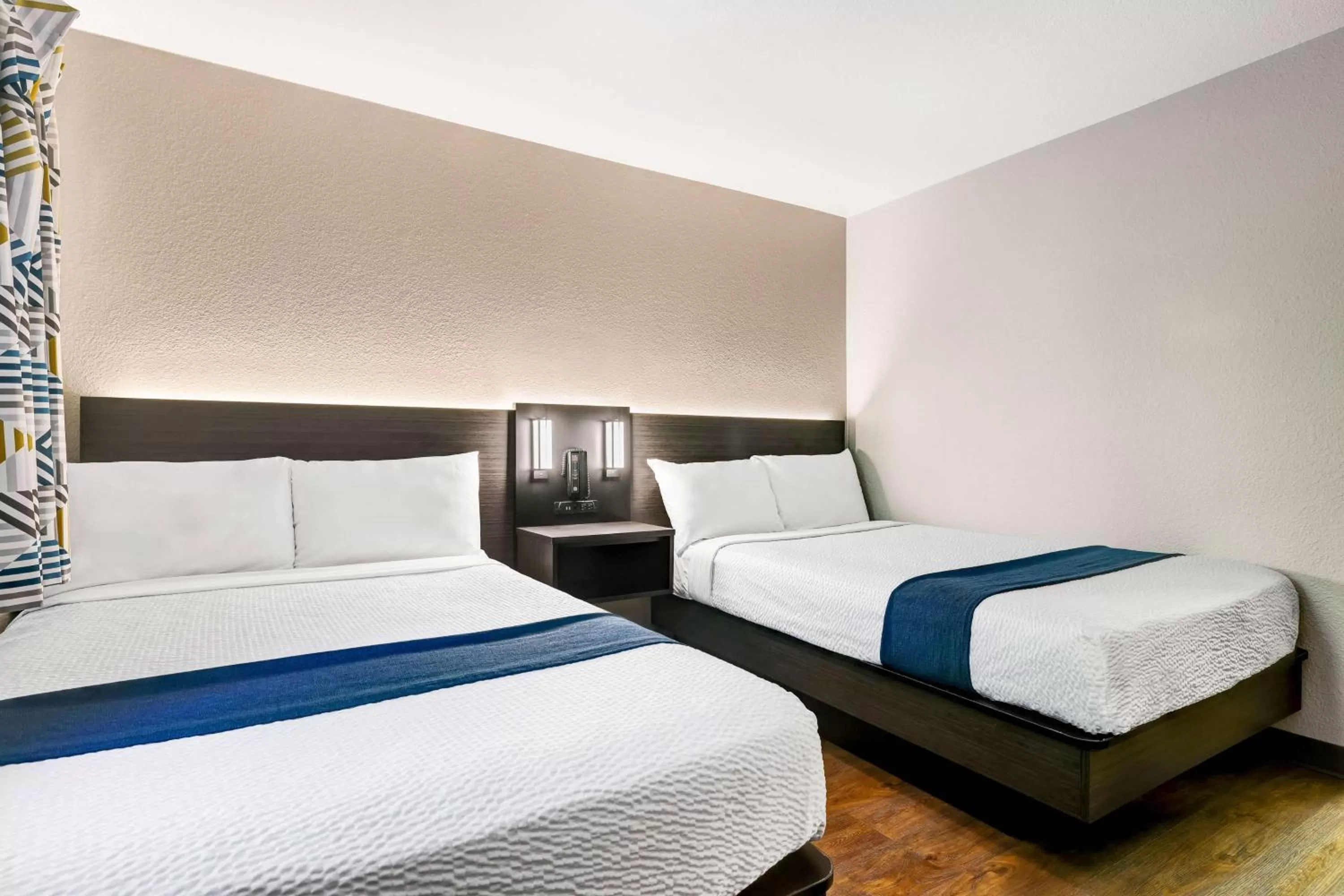 Bedroom, Bed in Motel 6-Issaquah, WA - Seattle - East