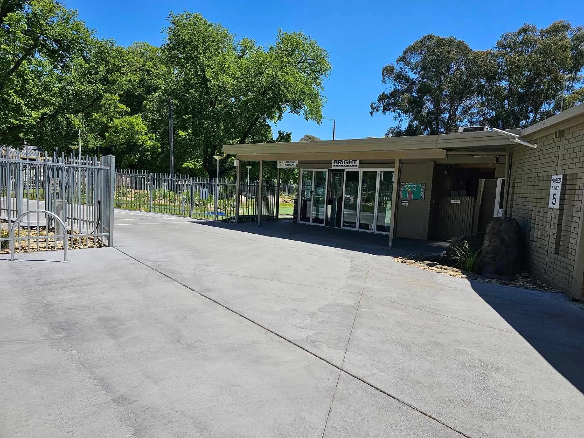 Parking in The Bright Motor Inn