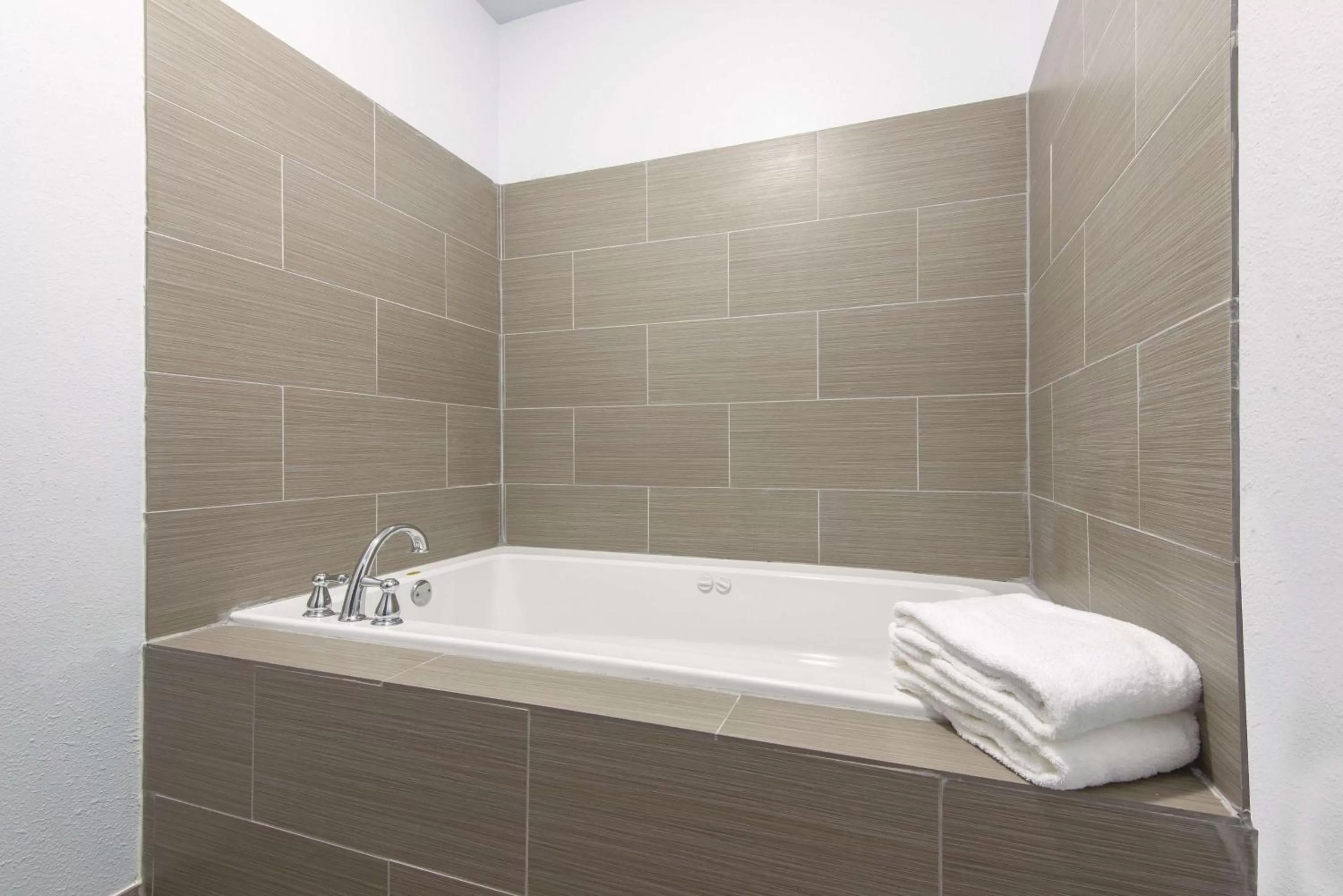 Photo of the whole room in La Quinta by Wyndham Guthrie