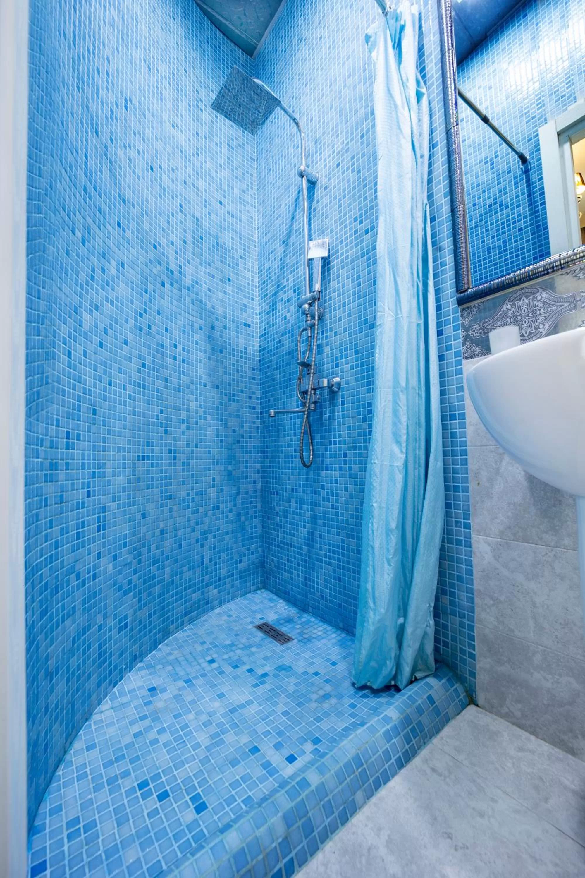 Shower in Old Tbilisi Apart-Hotel