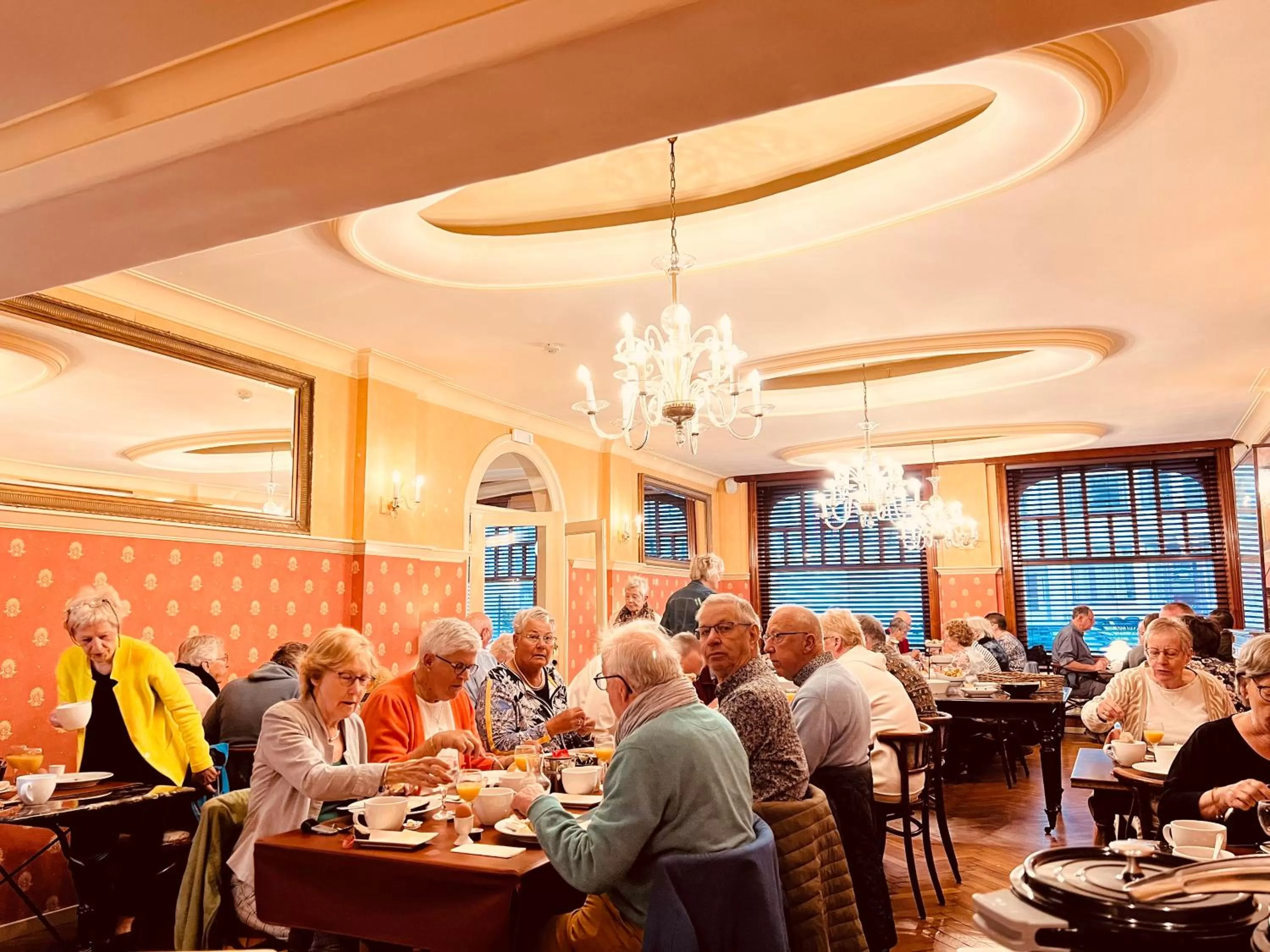 Restaurant/places to eat in Avenue Hotel by F-Hotels