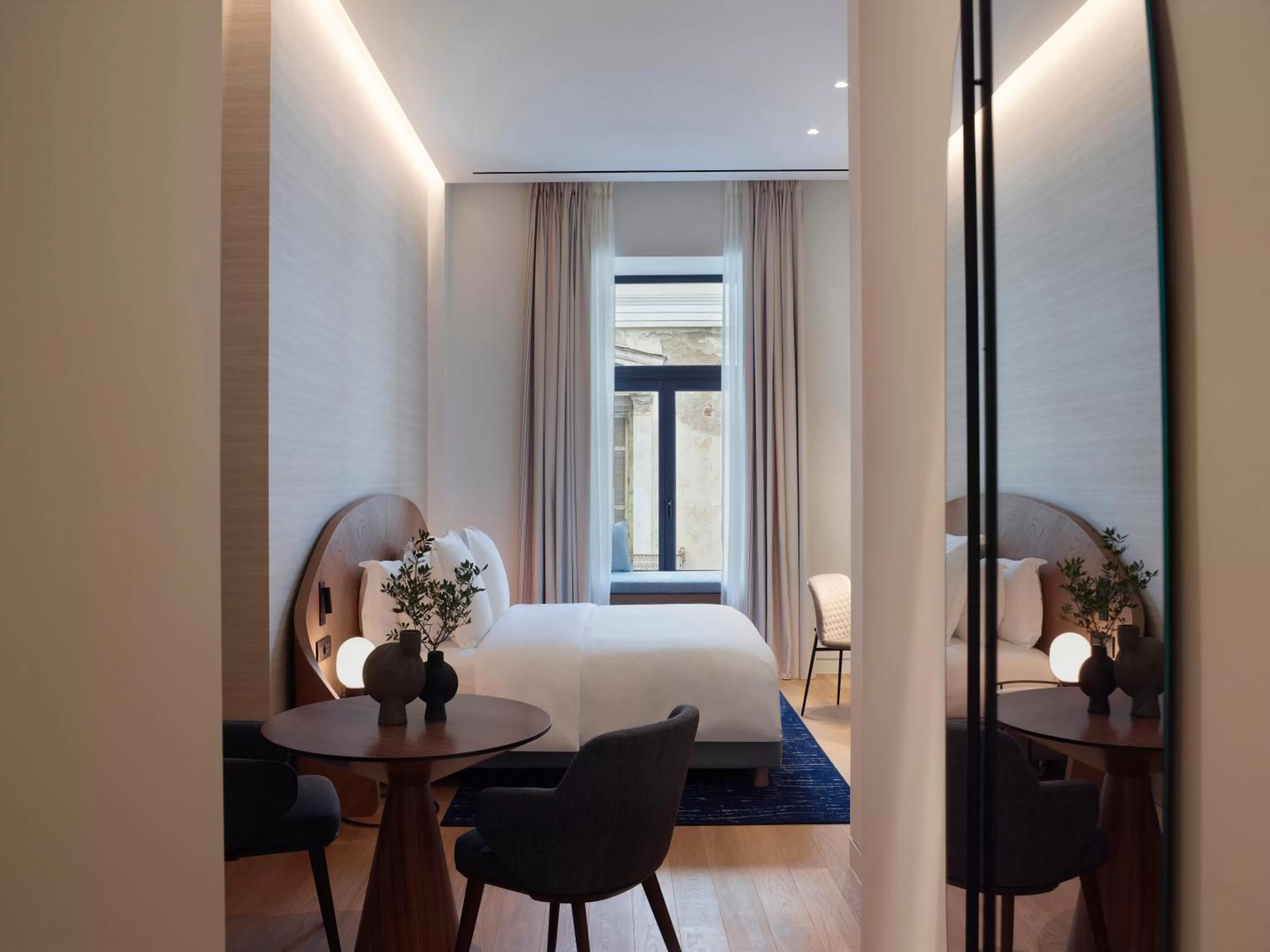 Bedroom, Bed in xenodocheio Milos