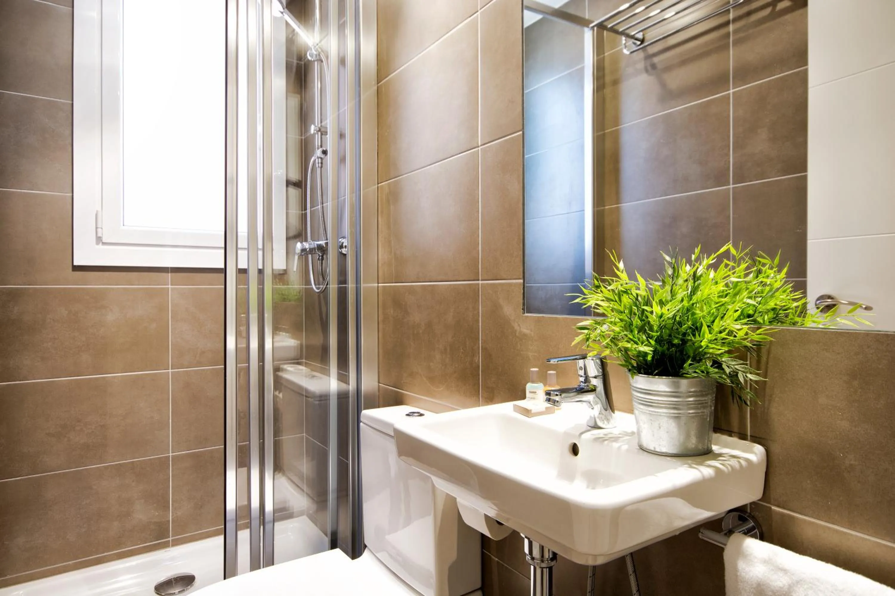 Bathroom in Eixample Building Apartments by Mercedes Heritage