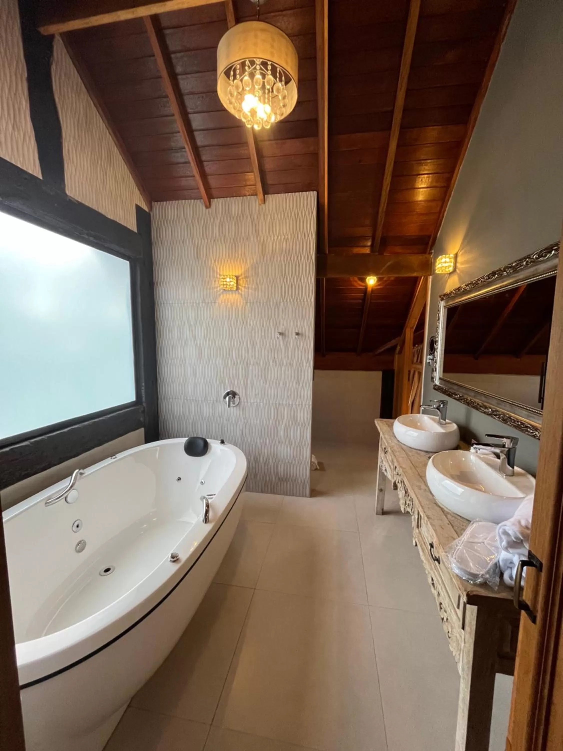 Hot Tub, Bathroom in Pousada Dona Bendita