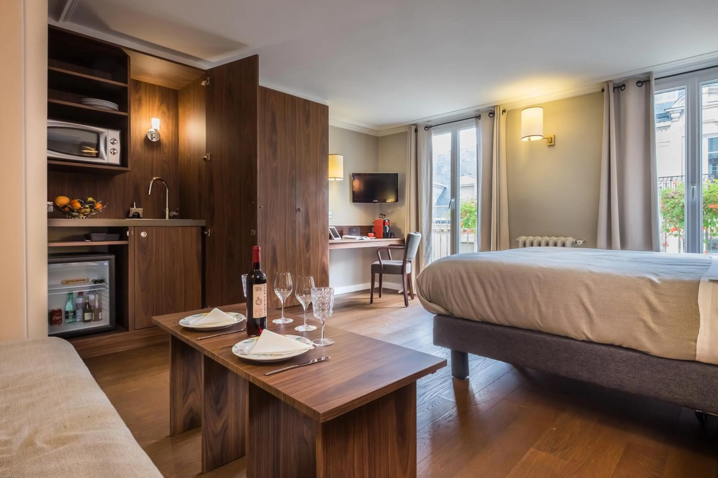 Kitchen or kitchenette, Bed in Hotel Concortel Paris