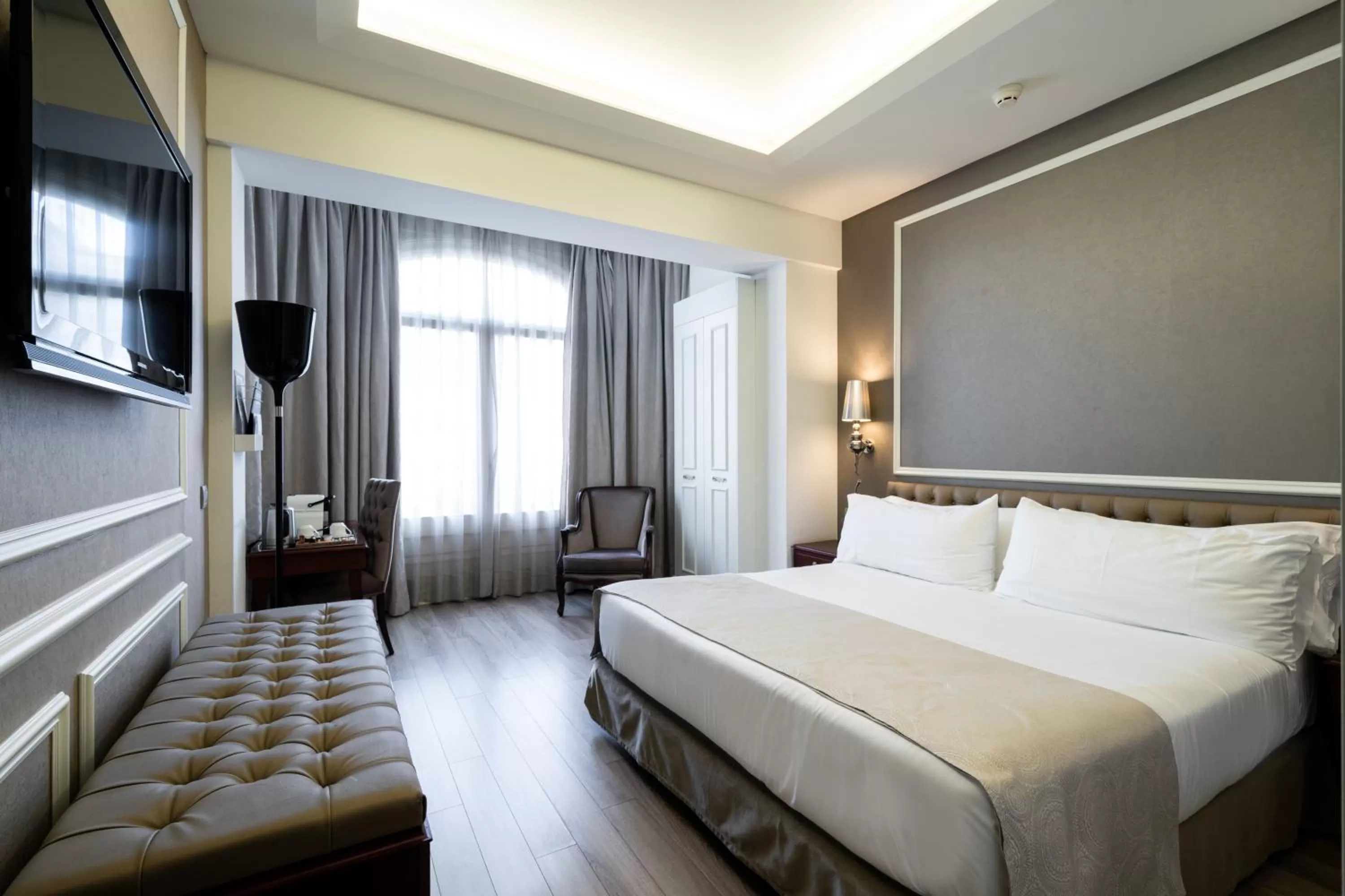 Photo of the whole room, Bed in Catalonia Passeig de Gràcia 4* Sup