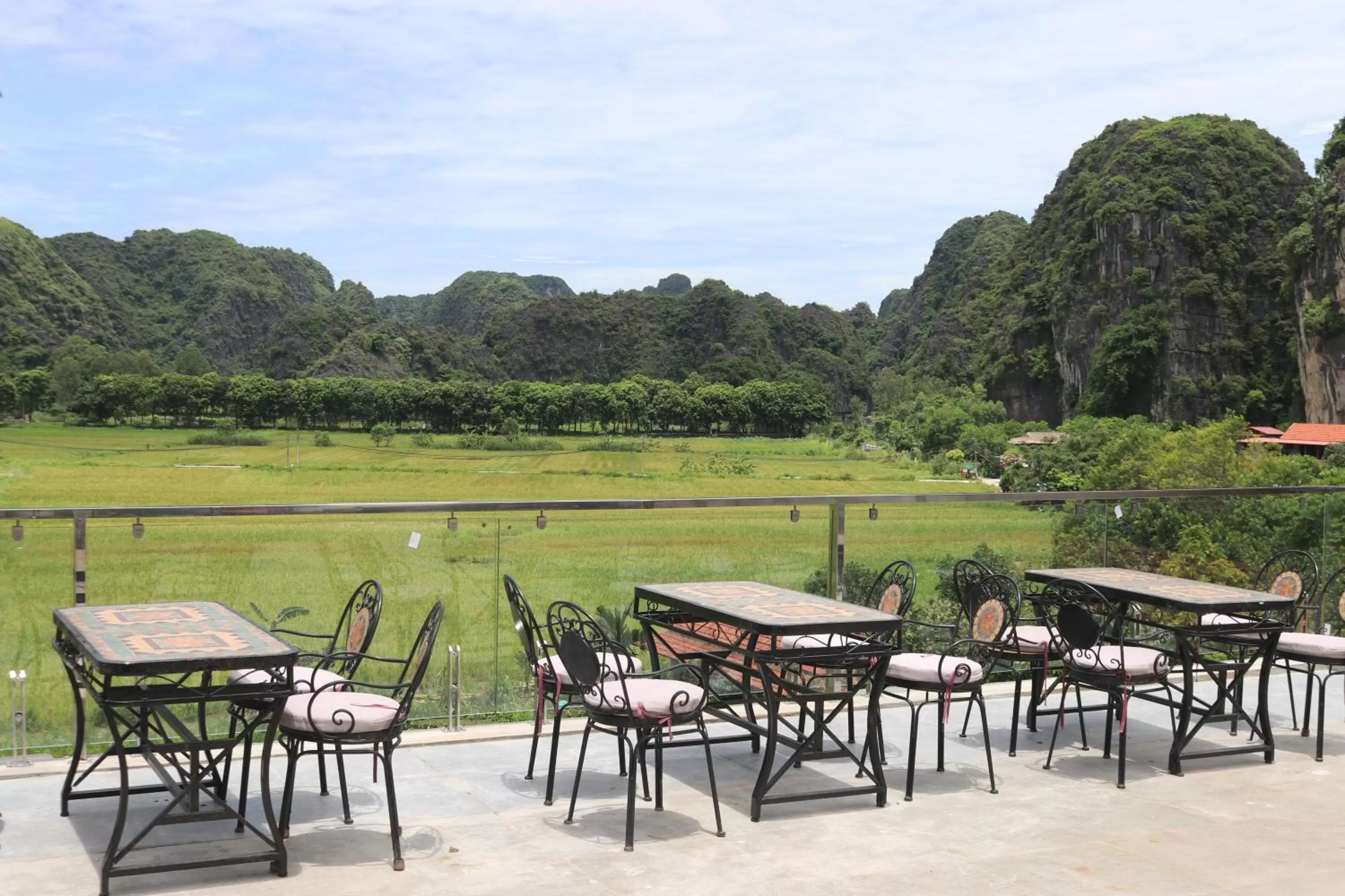 Lounge or bar in Liberty Hall Tam Coc Hotel & Villa