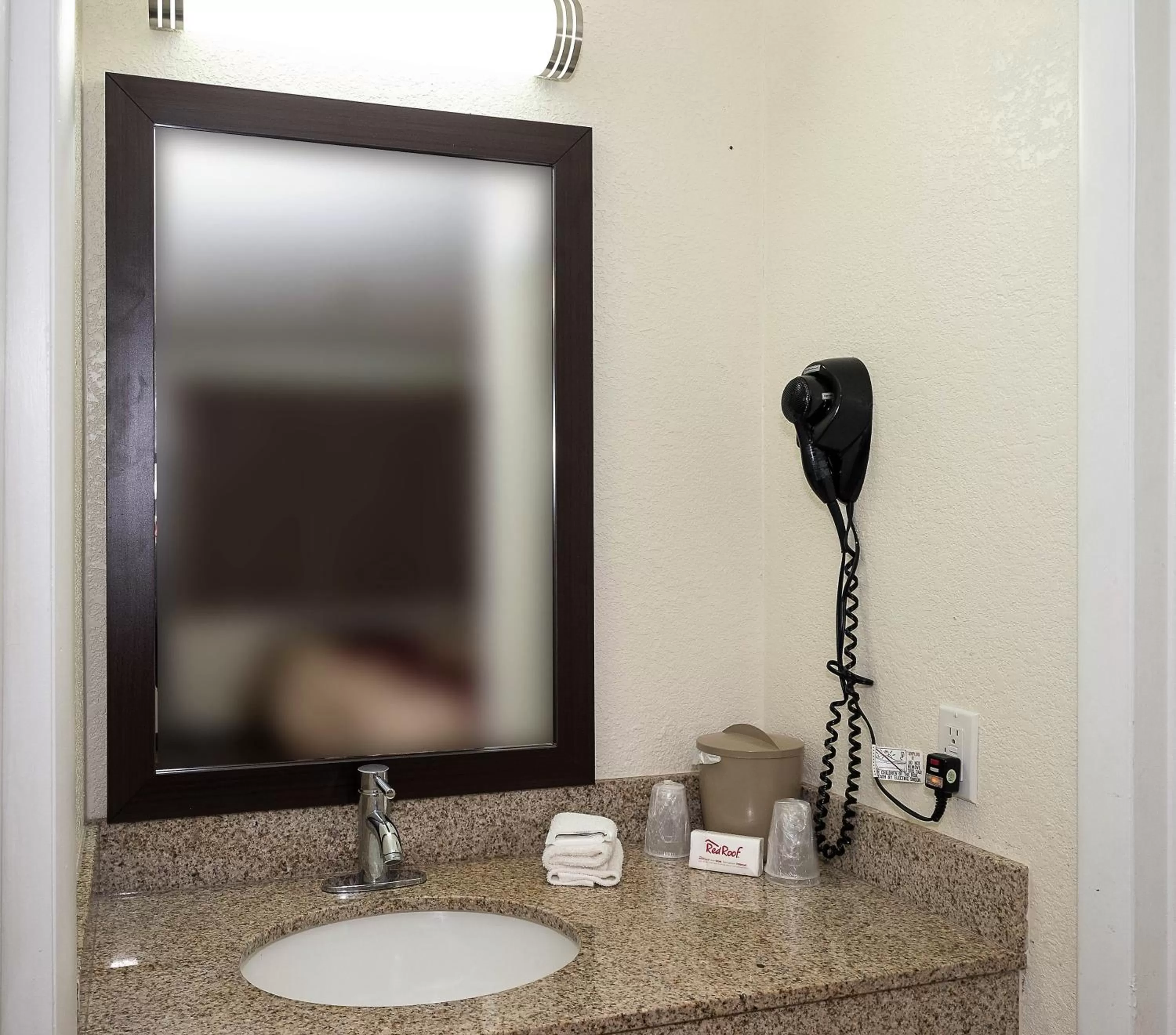 Bathroom in Red Roof Inn Lancaster Strasburg