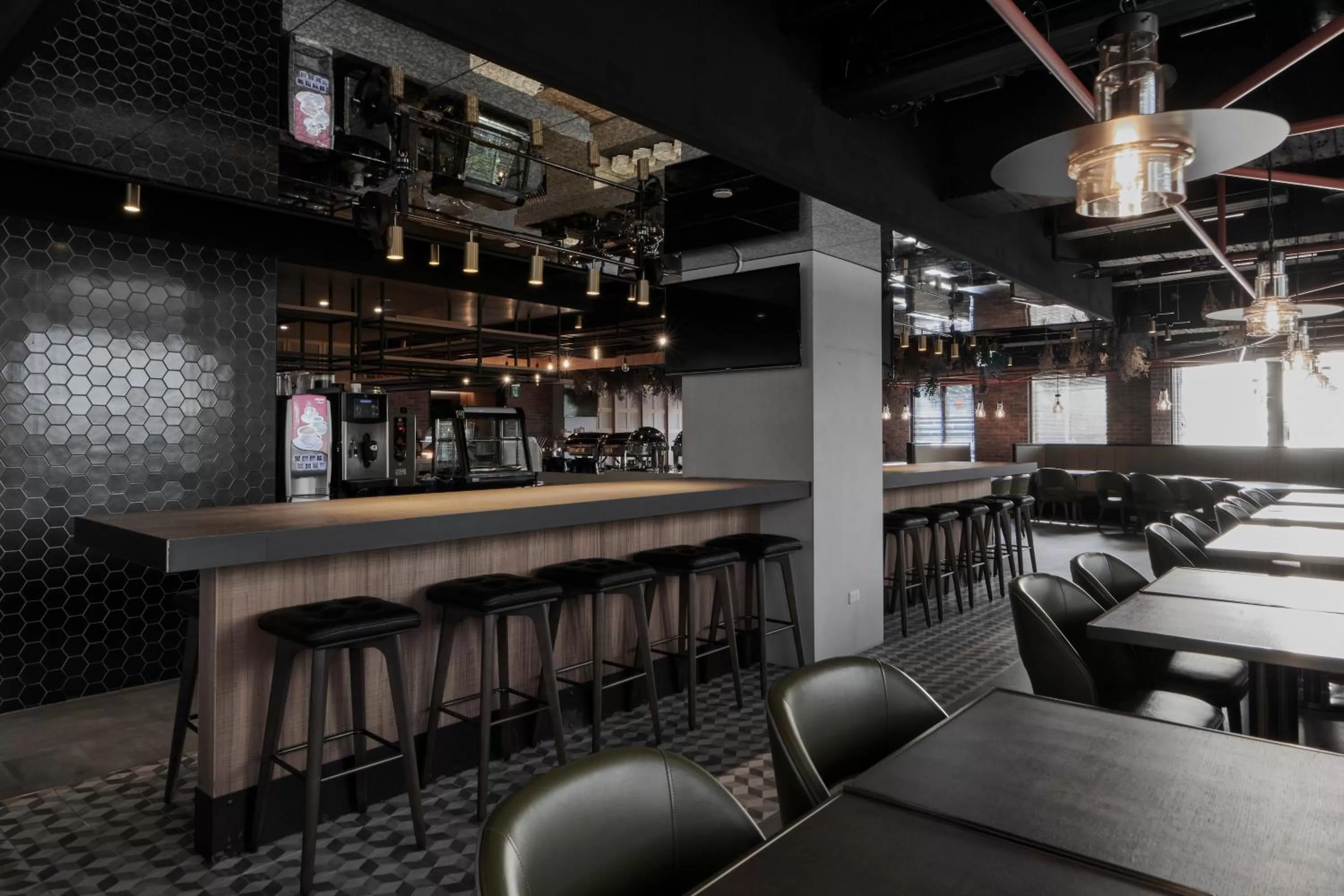 Restaurant/places to eat in Harbour 10 Hotel