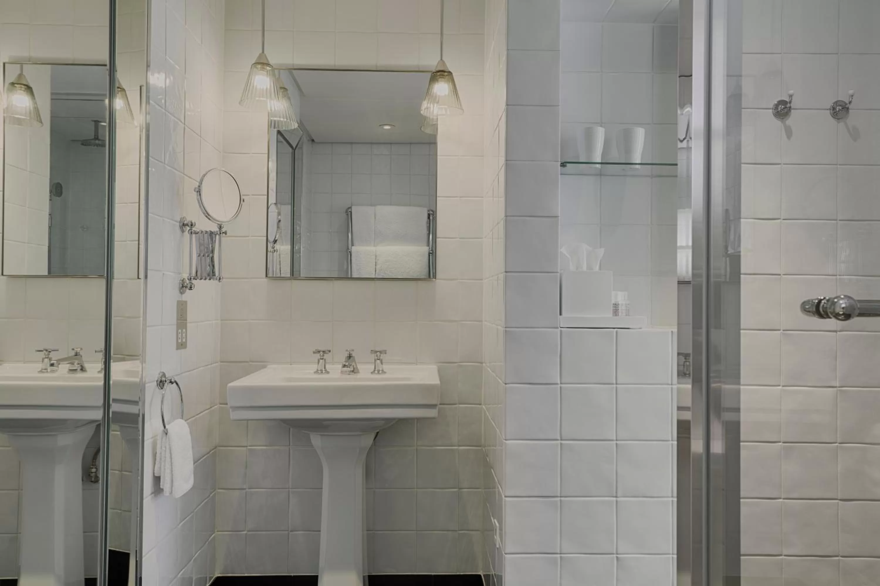 Bathroom in Kaya Great Northern Hotel, London