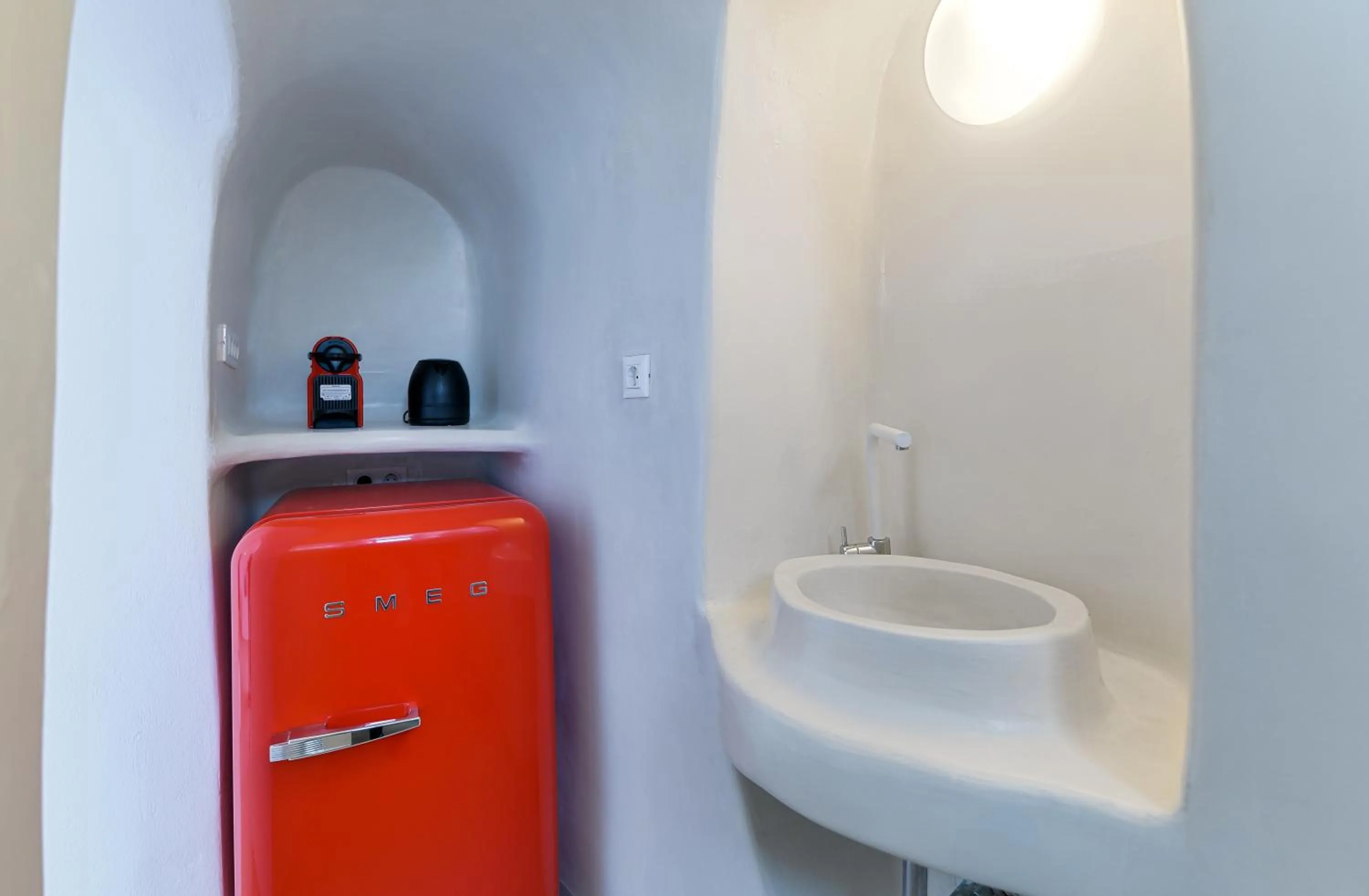 Coffee/tea facilities in Trieris Villa & Suites