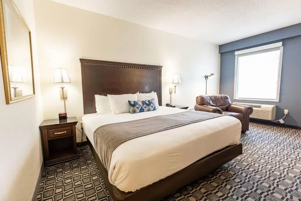 King Suite with Spa Bath in Savannah House Hotel King Suite with Spa Bath in Savannah House Hotel